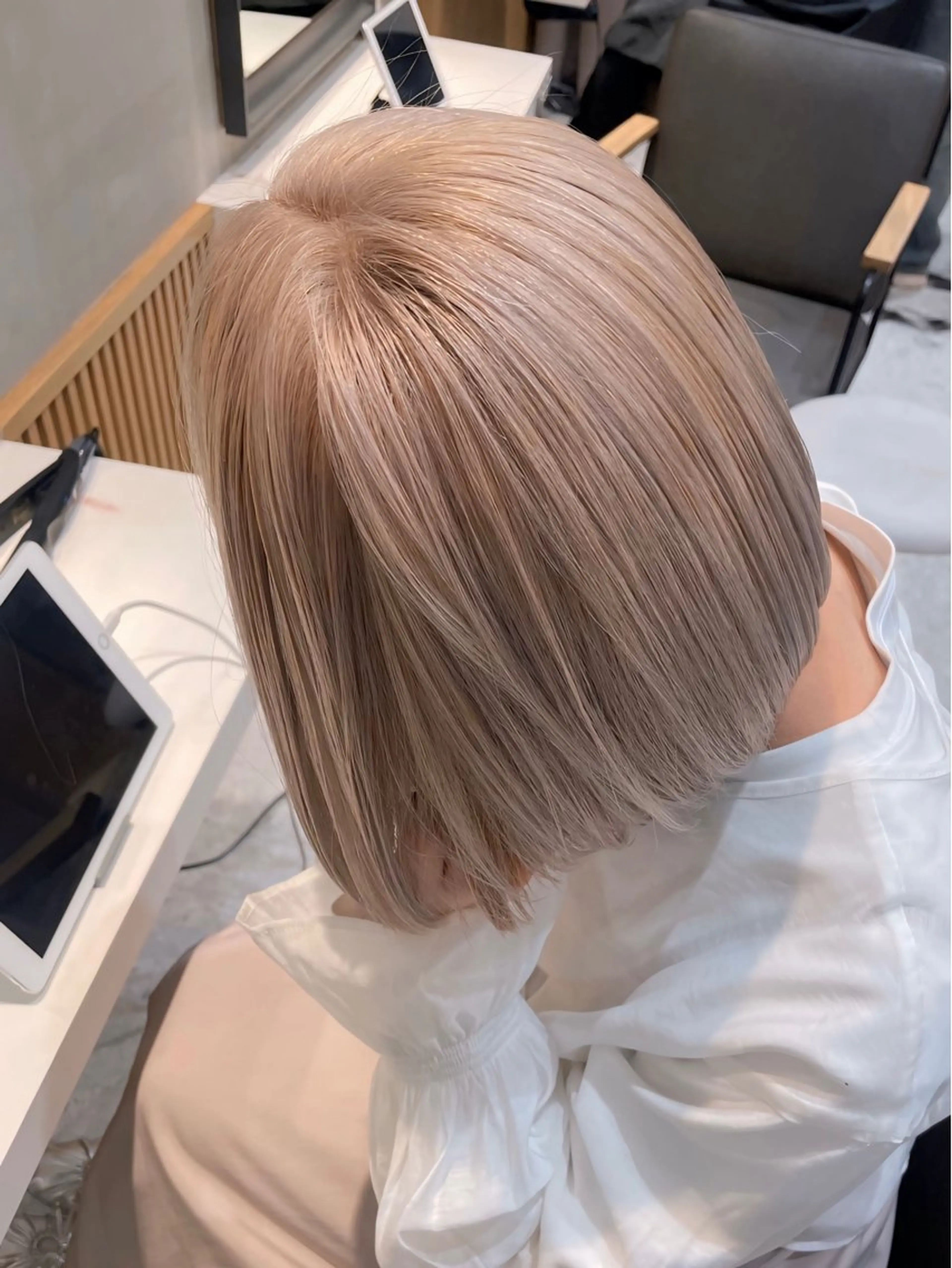 ミディアム カラー 💛ハイトーン× カット LEON🩶のヘアスタイル