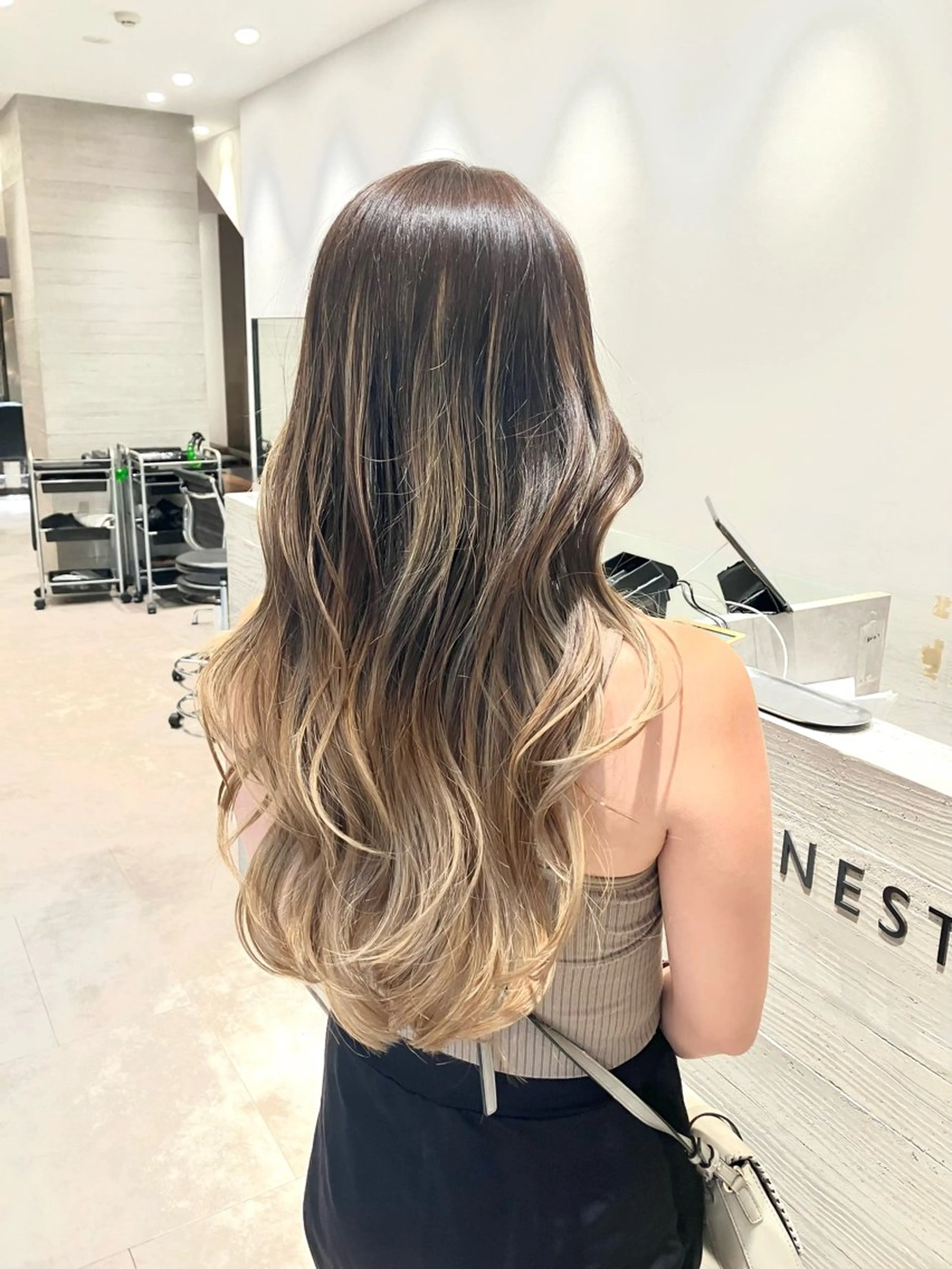 ロング カラー グラデーションカラー ハイライトカラー ハイライト サキ🤍ハイトーン 🩰くびれ巻きヘアのヘアスタイル