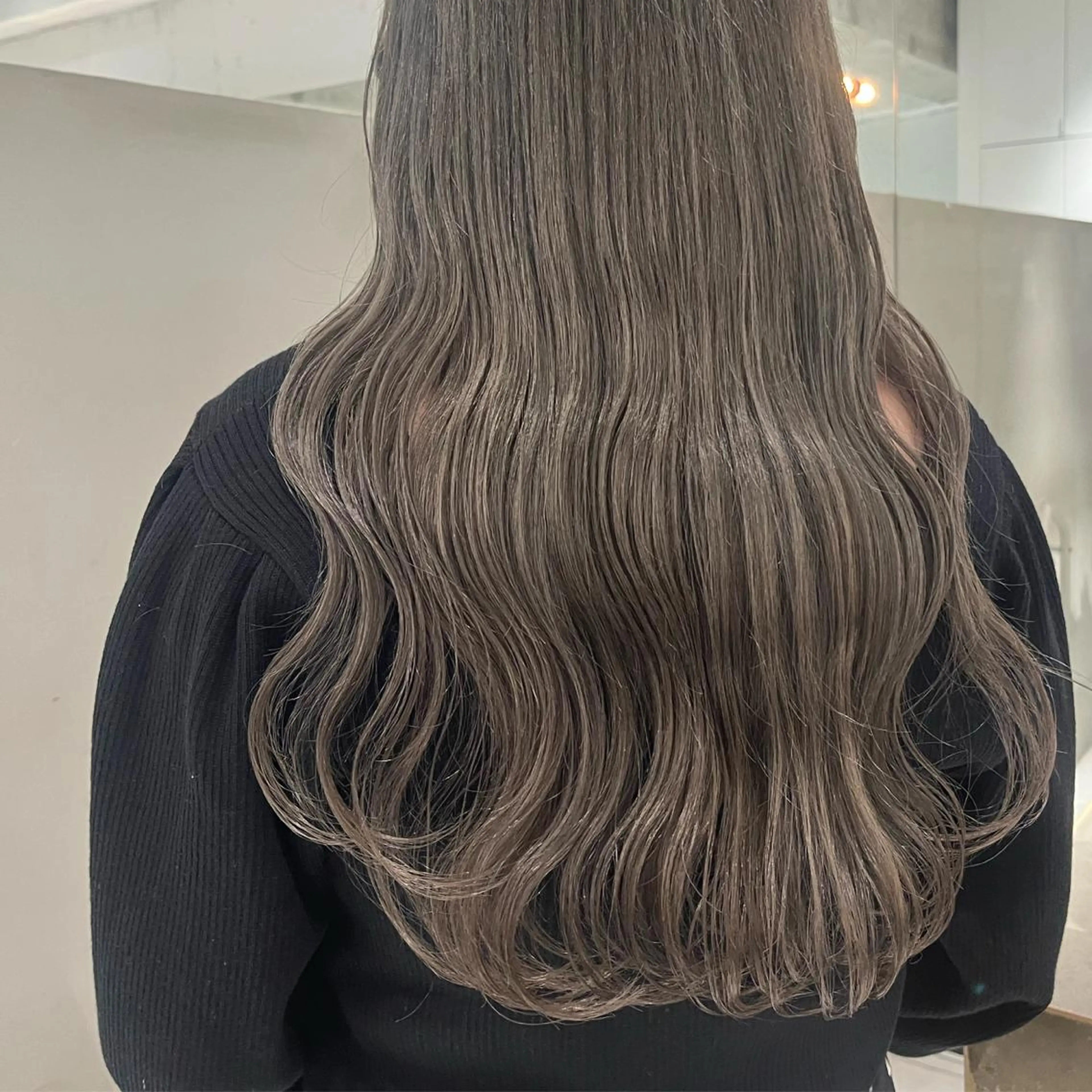 ロング カラー 透明感カラー ダブルカラー グレージュ ハイトーンカラー シルバー カット ヘアカラー トリートメント ヘッドスパ ヘアセット カジュアルを女っぽく 𝗮𝘆𝗮𝗰𝗼のヘアスタイル
