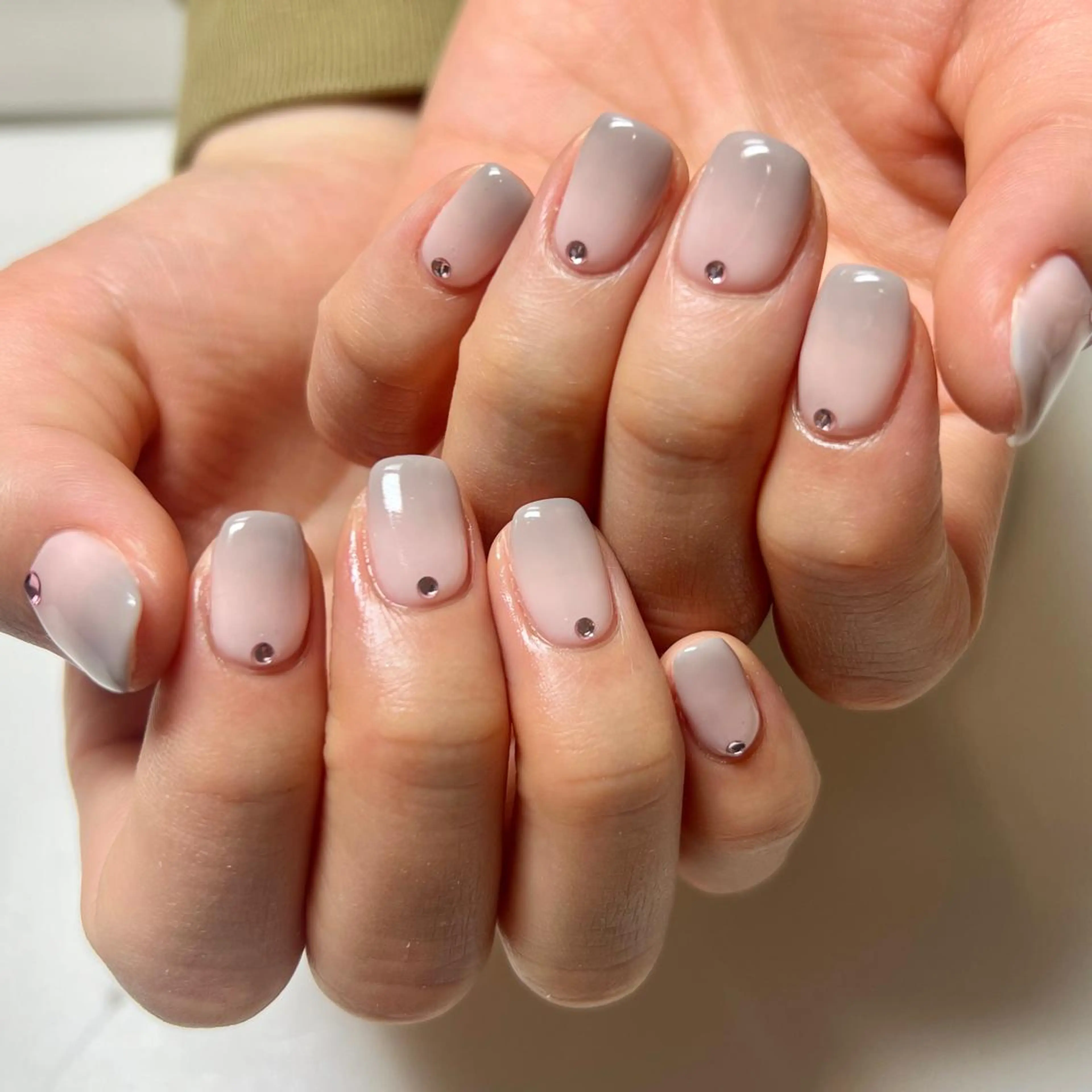 ネイル グラデーション 持ち込み ニュアンスネイル オフィスネイル ワンカラーネイル ハンドネイル REHTOF 【銀座なんでも屋】のネイルデザイン