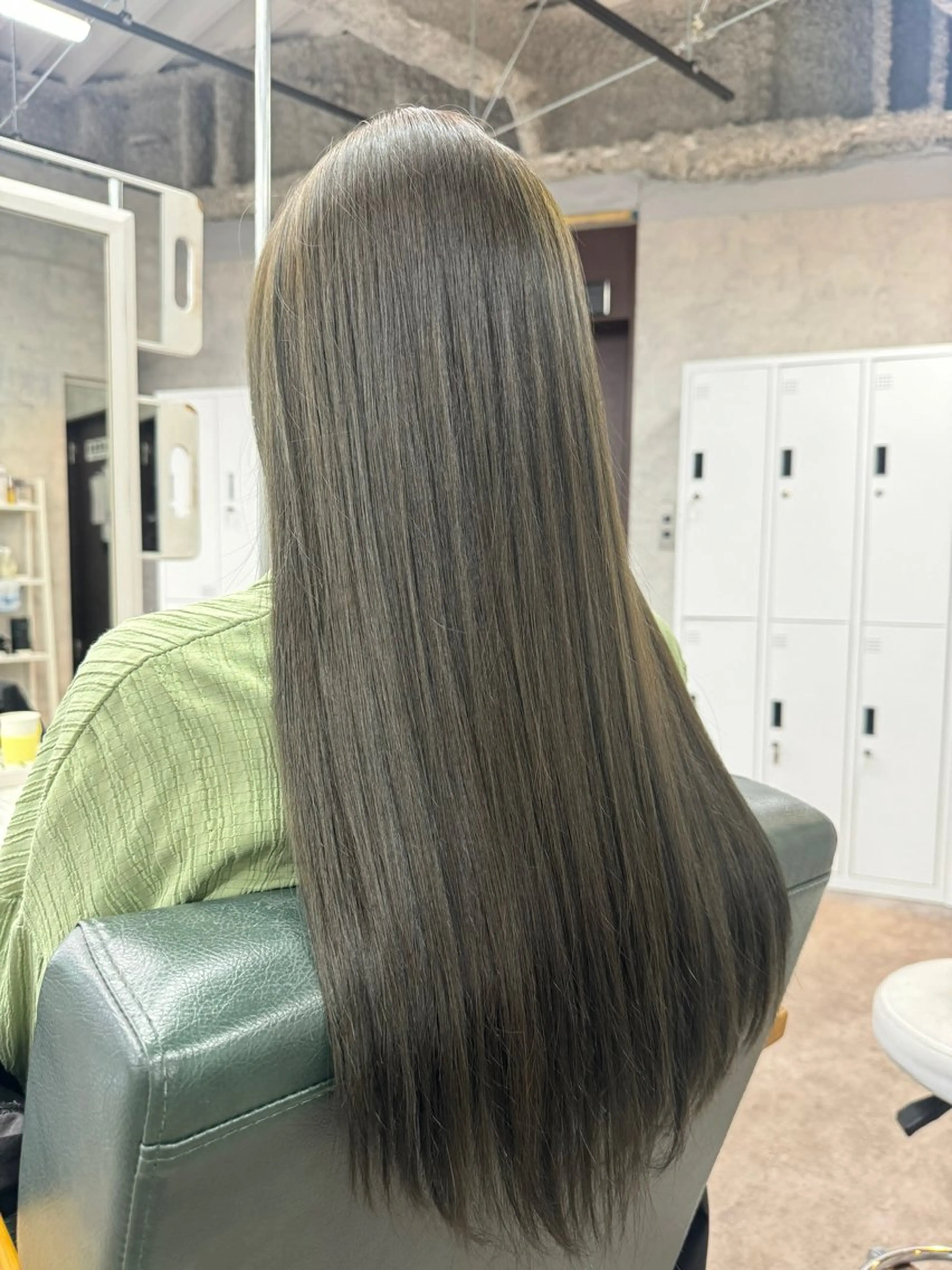 セミロング カラー グレージュ オリーブグレージュ オリーブグレー レイヤー/艶カラー 🫧守利のヘアスタイル