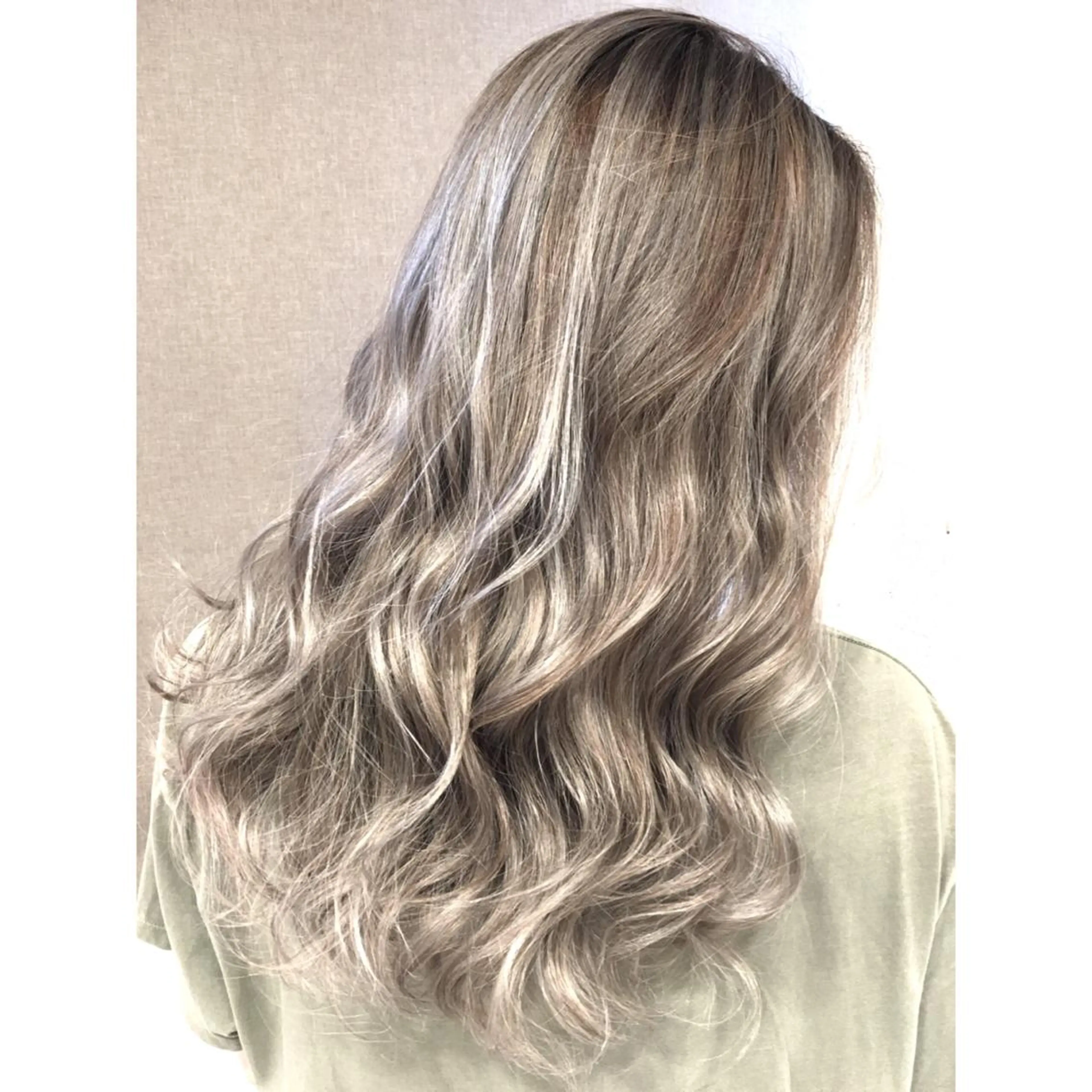 セミロング カラー ハイライトカラー シルバー 3Dハイライト ハイライト ヘアカラー トリートメント 井上 一平のヘアスタイル