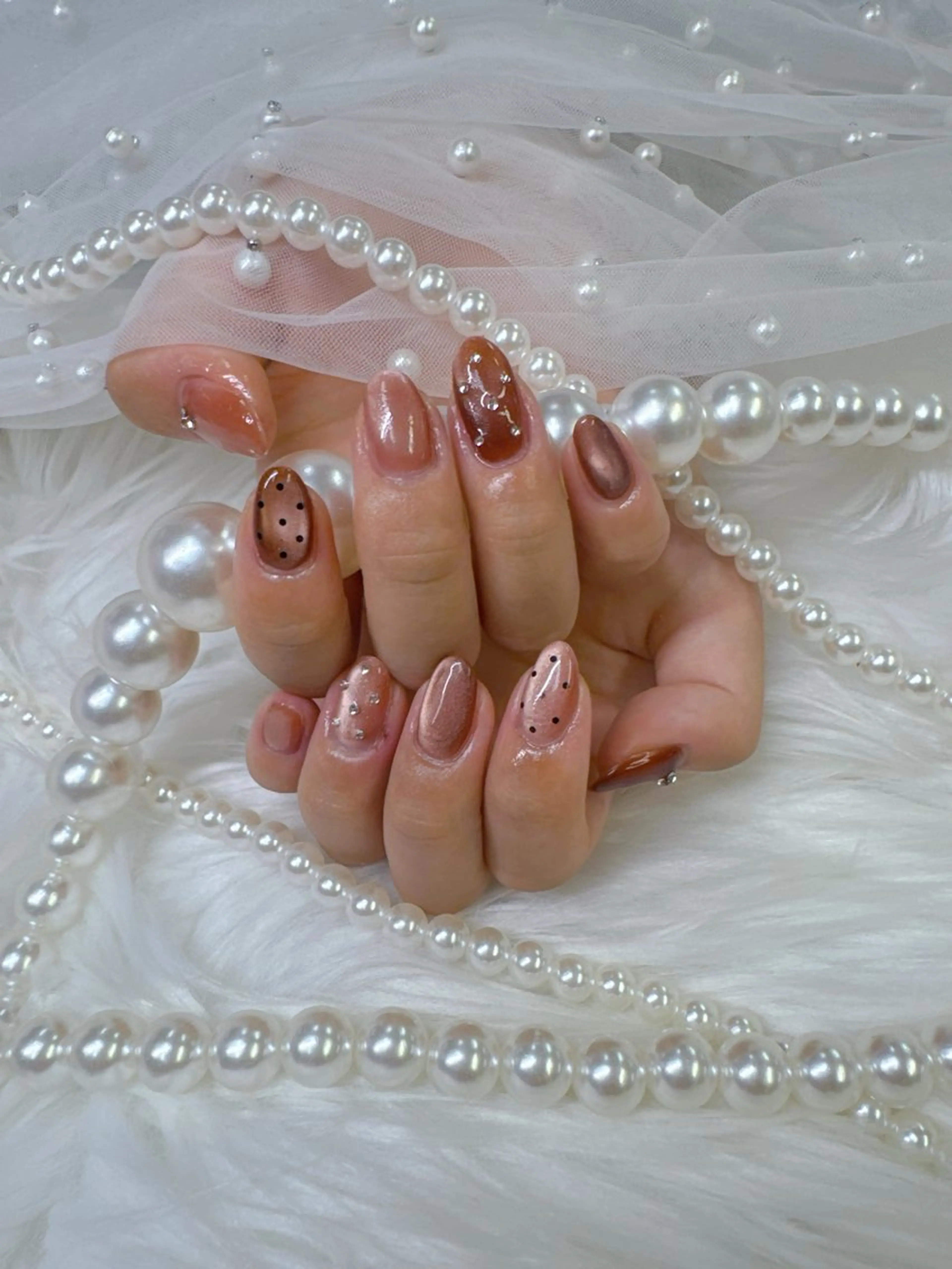 ネイル ボルドー チークネイル ドット 長さ出し フレンチネイル ハンドネイル クイーンズネイル銀座所属・Queeens nailのネイルデザイン