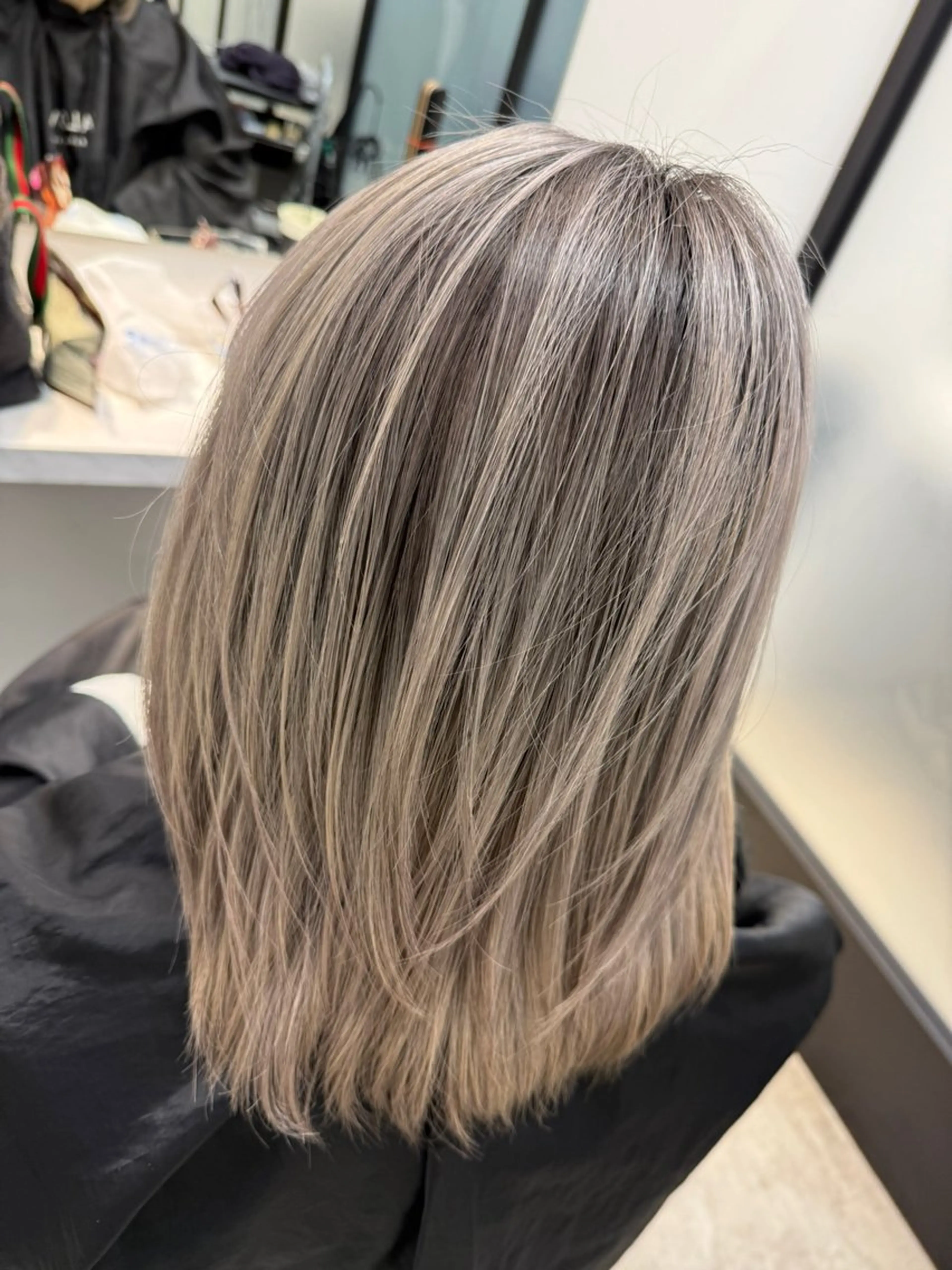 ミディアム ヘアカラー salowin所属・ハイトーンカラー 馬場みなみのヘアスタイル