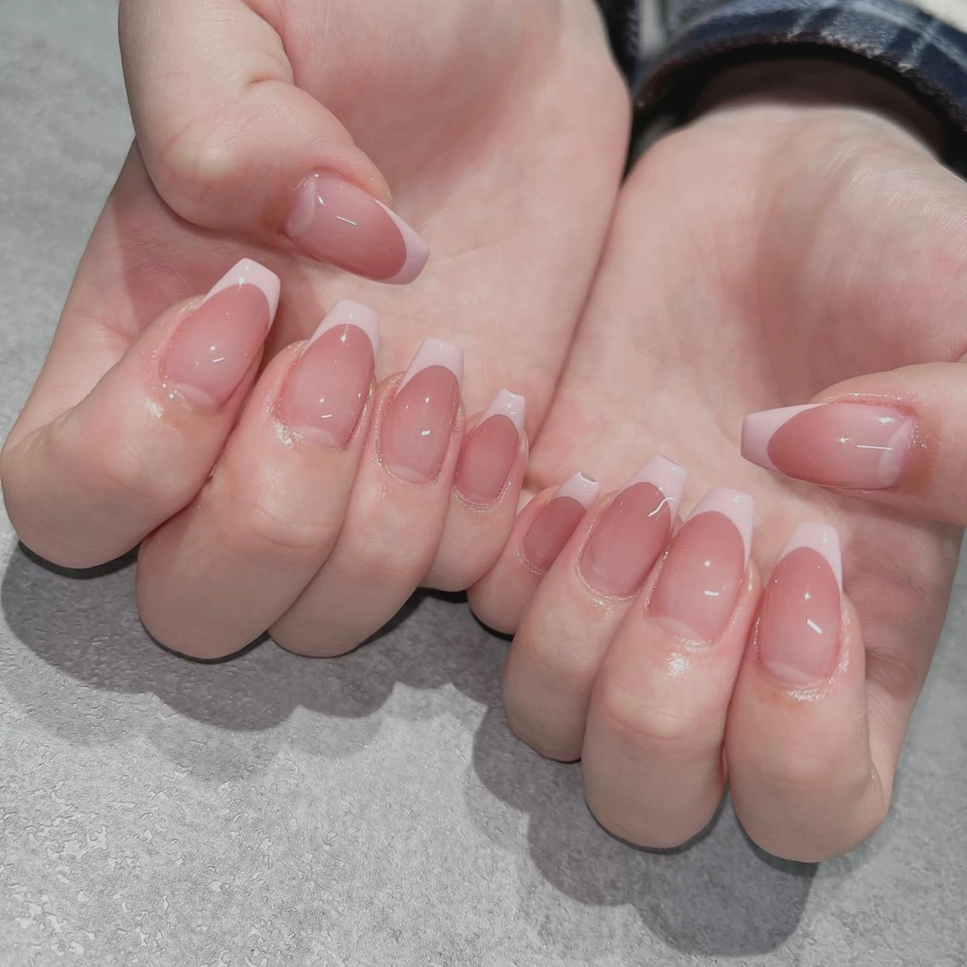 ネイル フットネイル フレンチネイル ジェルネイル ラメ(グリッター) ラメグラデーション ハンドネイル NEO Beauty Salon所属・𝐍𝐄𝐎 𝐉𝐔𝐑𝐈のネイルデザイン