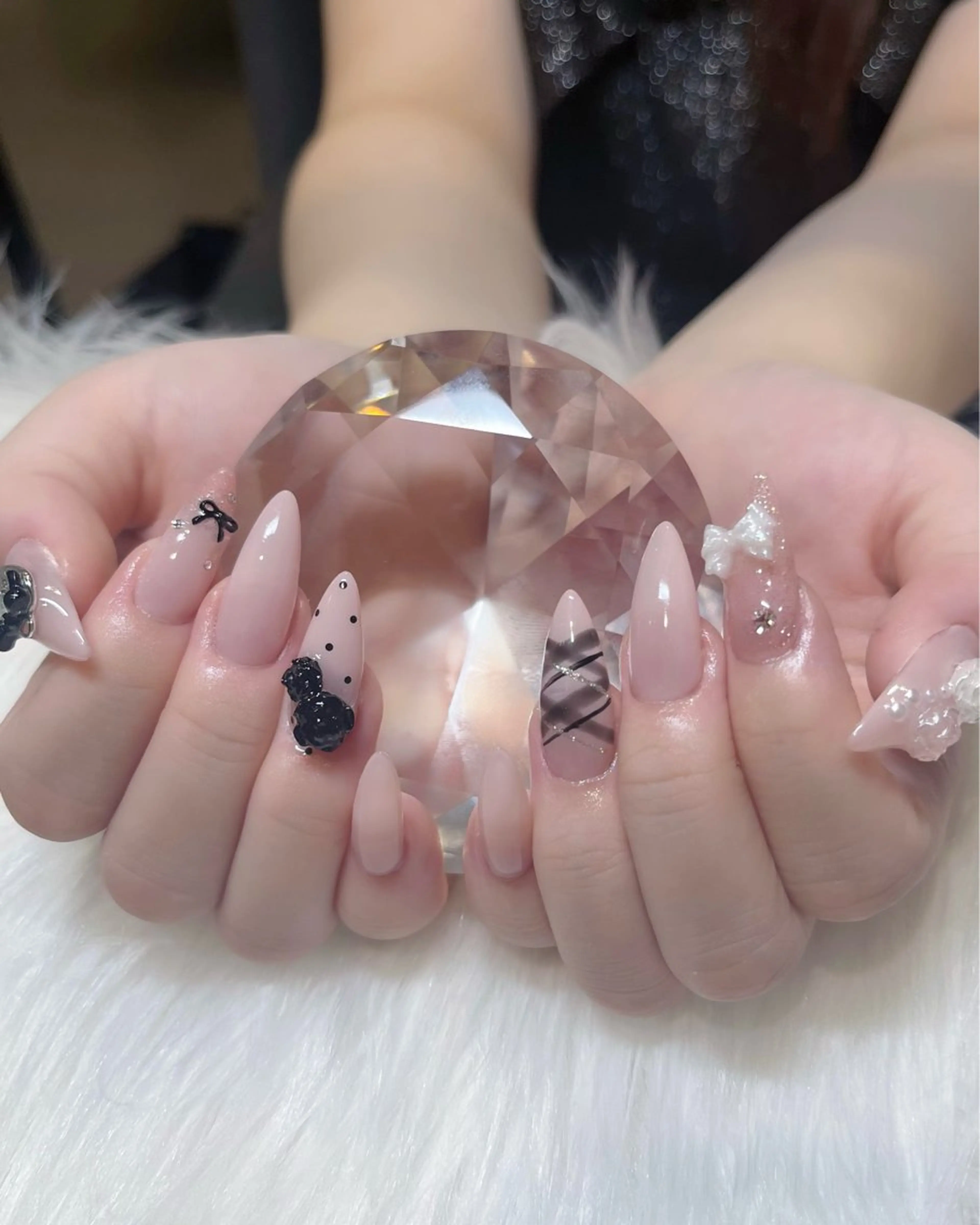 ネイル アートネイル ガーリー 韓国ネイル 持ち込み ワンホンネイル ハンドネイル KOKONA 🎀のネイルデザイン