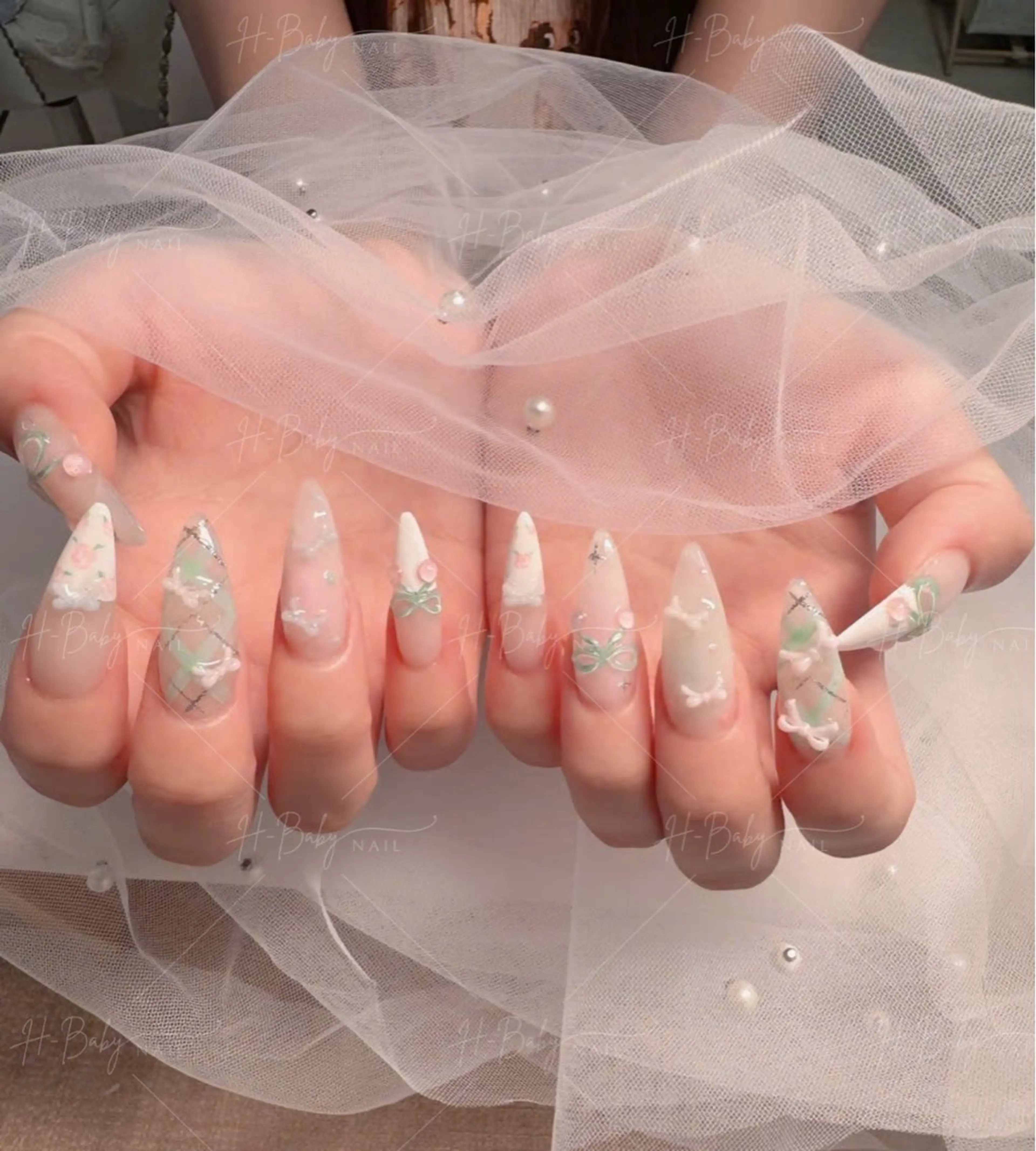 ネイル オーロラネイル フレンチネイル ジェルネイル ハロウィン キラキラネイル H.baby Nail Salon所属・H.baby Nail Salonのネイルデザイン