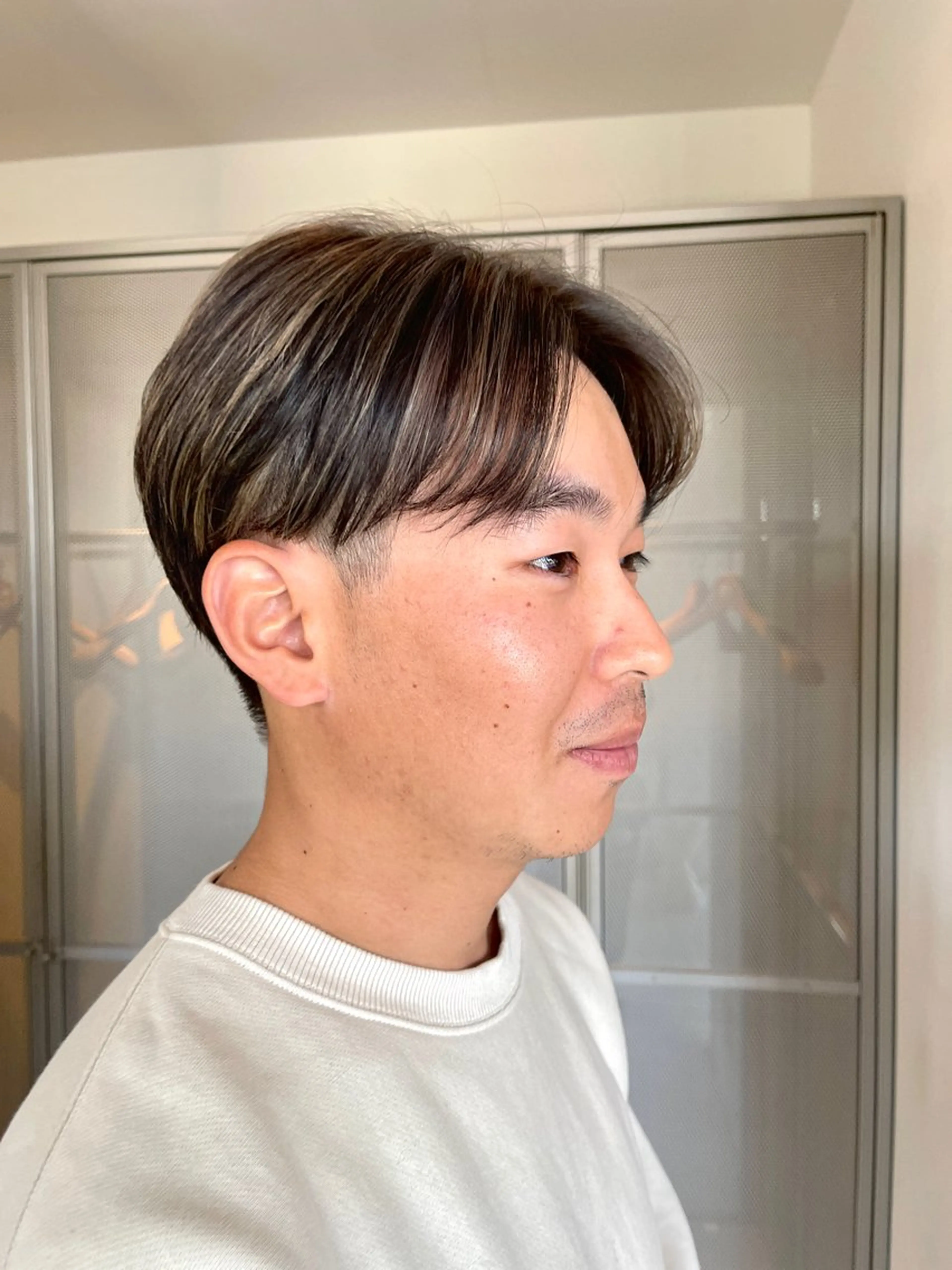 メンズ センターパート メンズハイライト カット ヘアカラー 三好 達也のヘアスタイル