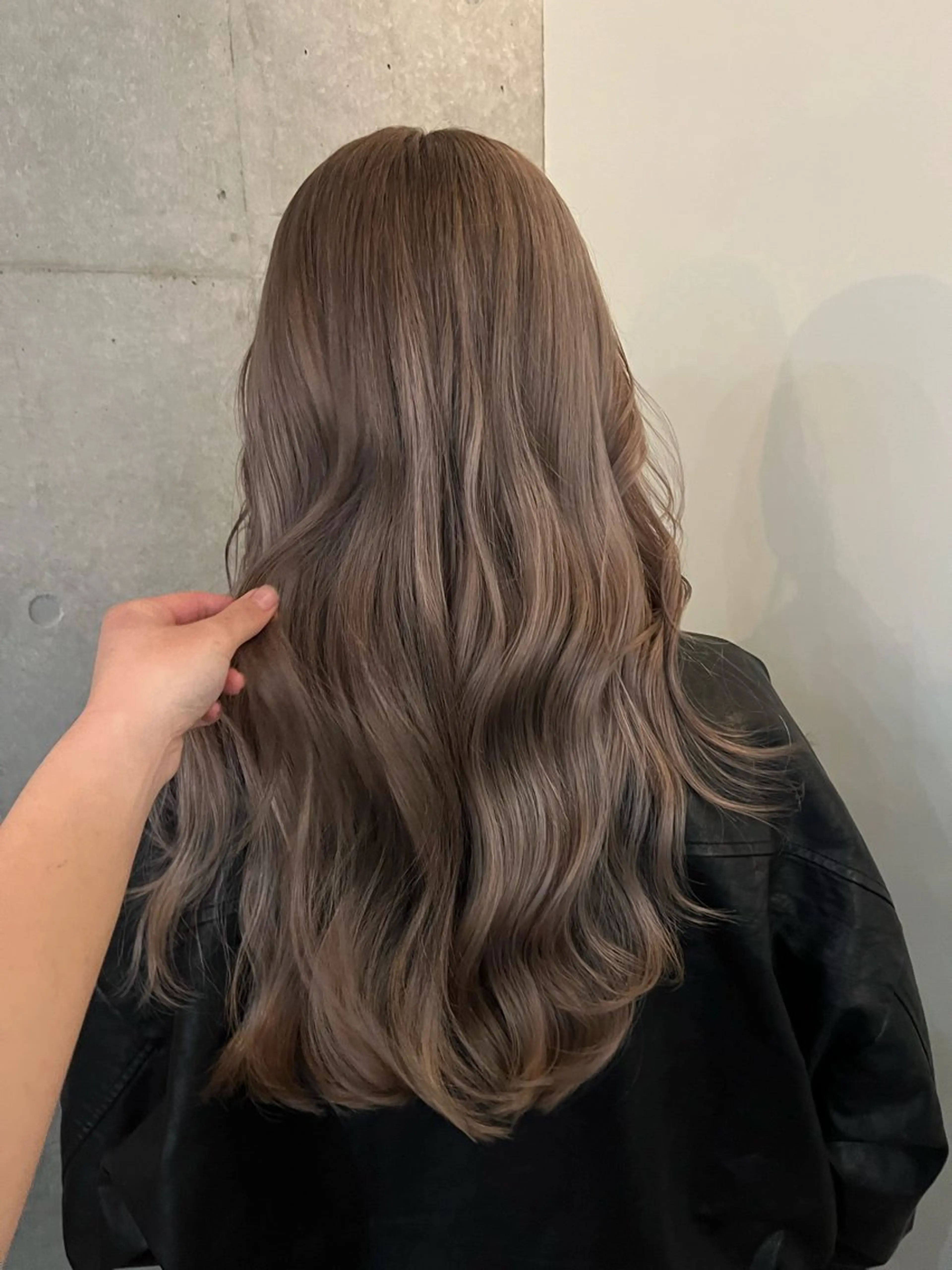 ロング カラー グレージュ ハイトーンカラー ヘアカラー 韓国ヘア・ 艶カラーさおり💟のヘアスタイル