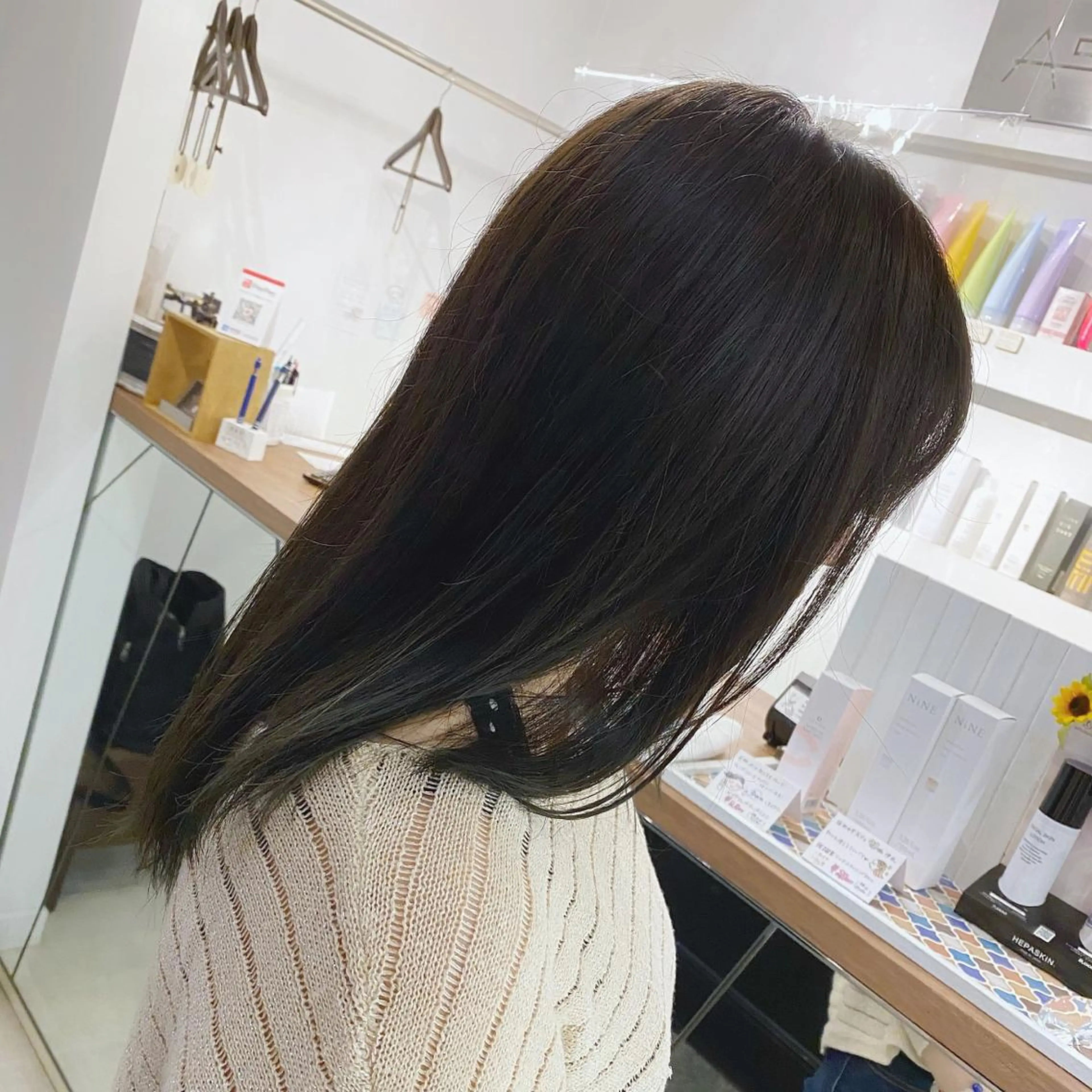 ロング カラー ロングレイヤー ダークグレー ダークグレージュ グレージュ 髪質改善 SALOWIN 池袋Suite店所属・髪質改善特化 安東駿介のヘアスタイル