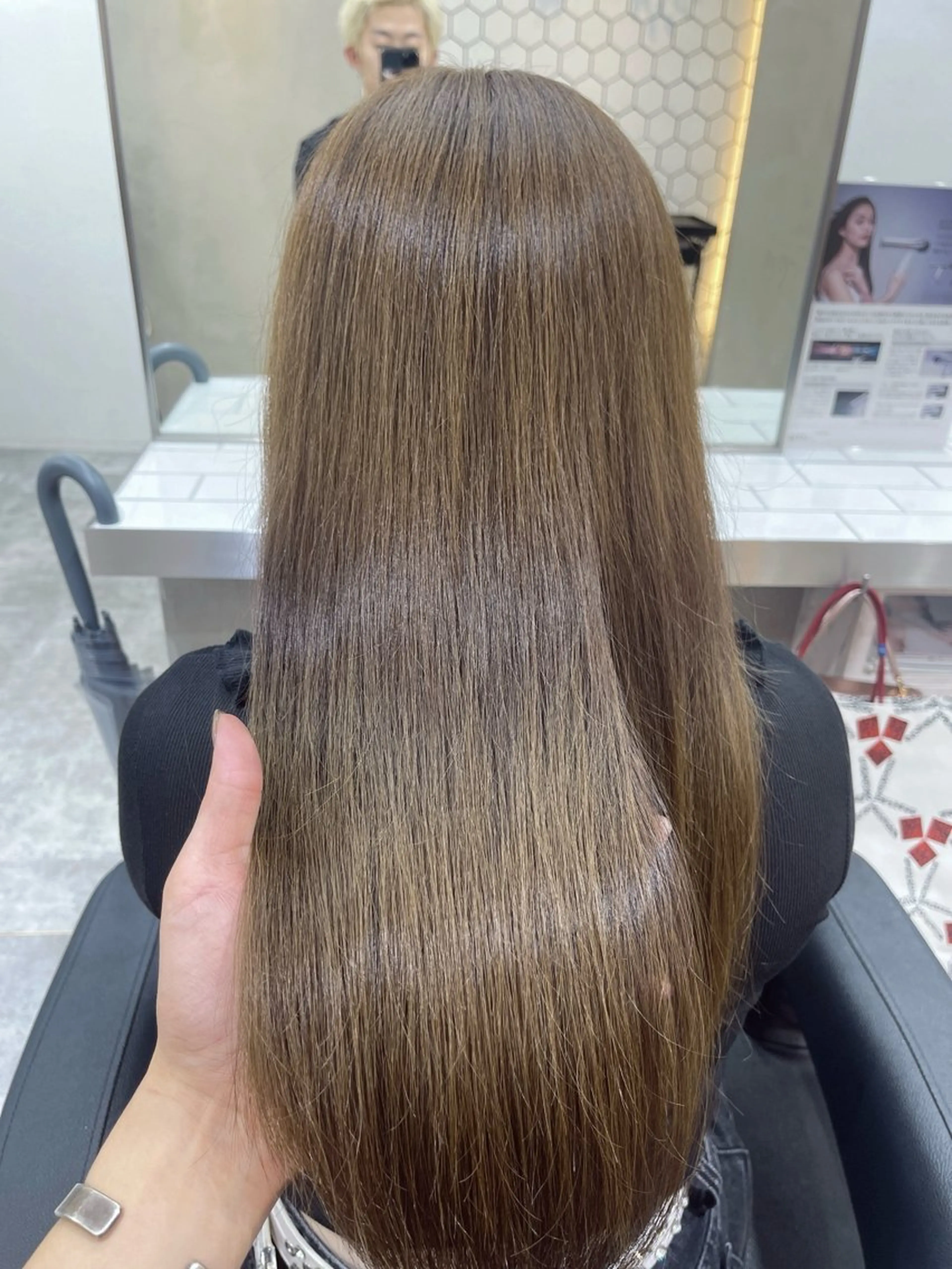 ロング カラー ベージュカラー オリーブベージュ TENSHO 原宿　ハイトーンのヘアスタイル