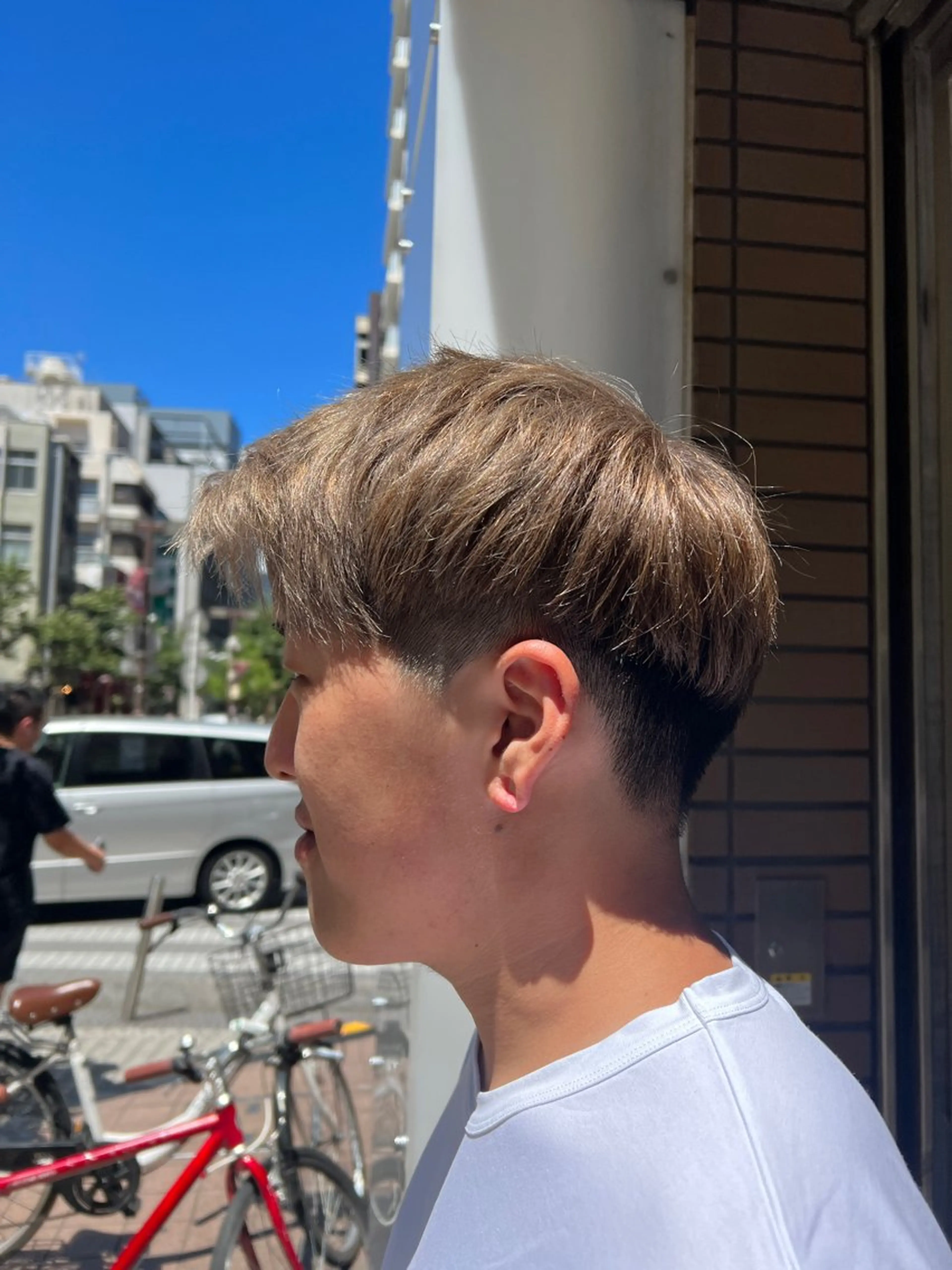 ショート カラー メンズ メンズブリーチ ベージュカラー ブリーチ 白髪ぼかし脱白髪染め 大塚綾のヘアスタイル