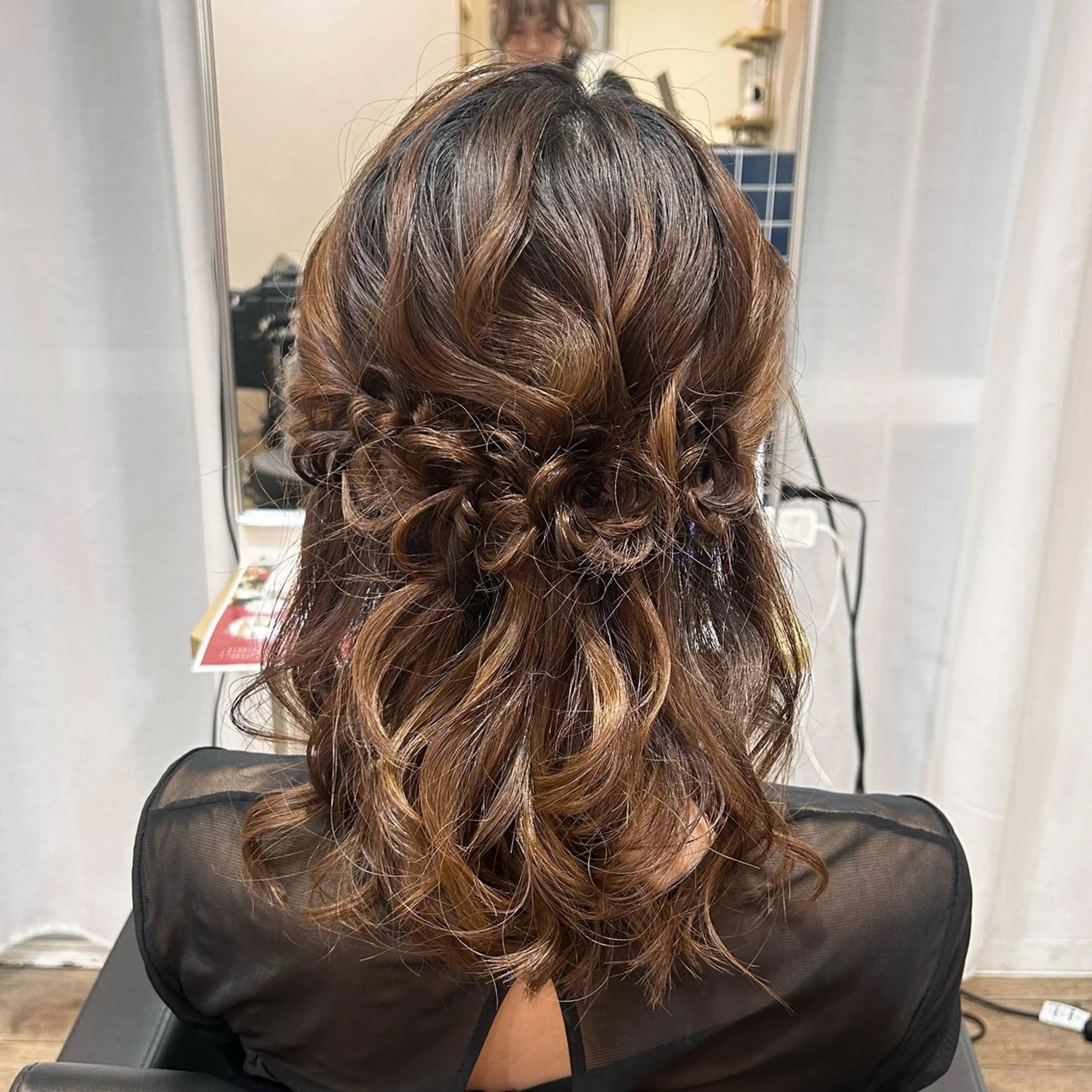 ミディアム ヘアアレンジ ハーフアップ 結婚式・ブライダル ボブ くびれヘア 顔周りカット ヘアセット ブリーチなしベージュ /ヘアセット/ミユのヘアスタイル