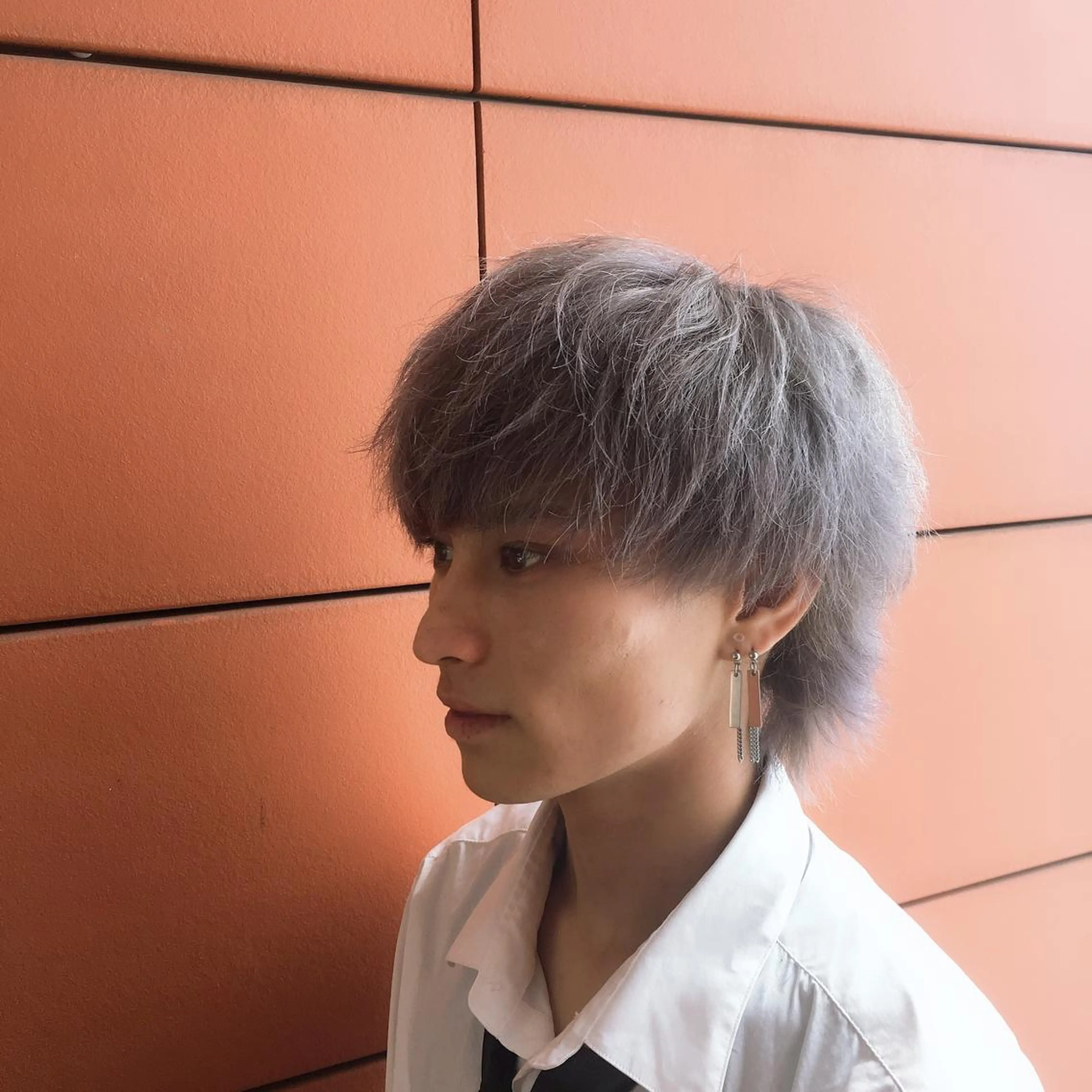 ショート カラー メンズ メンズブリーチ メンズハイトーン ブリーチ ハイトーンカラー シルバー Minori【ミノリ】所属・井手 孔介のヘアスタイル