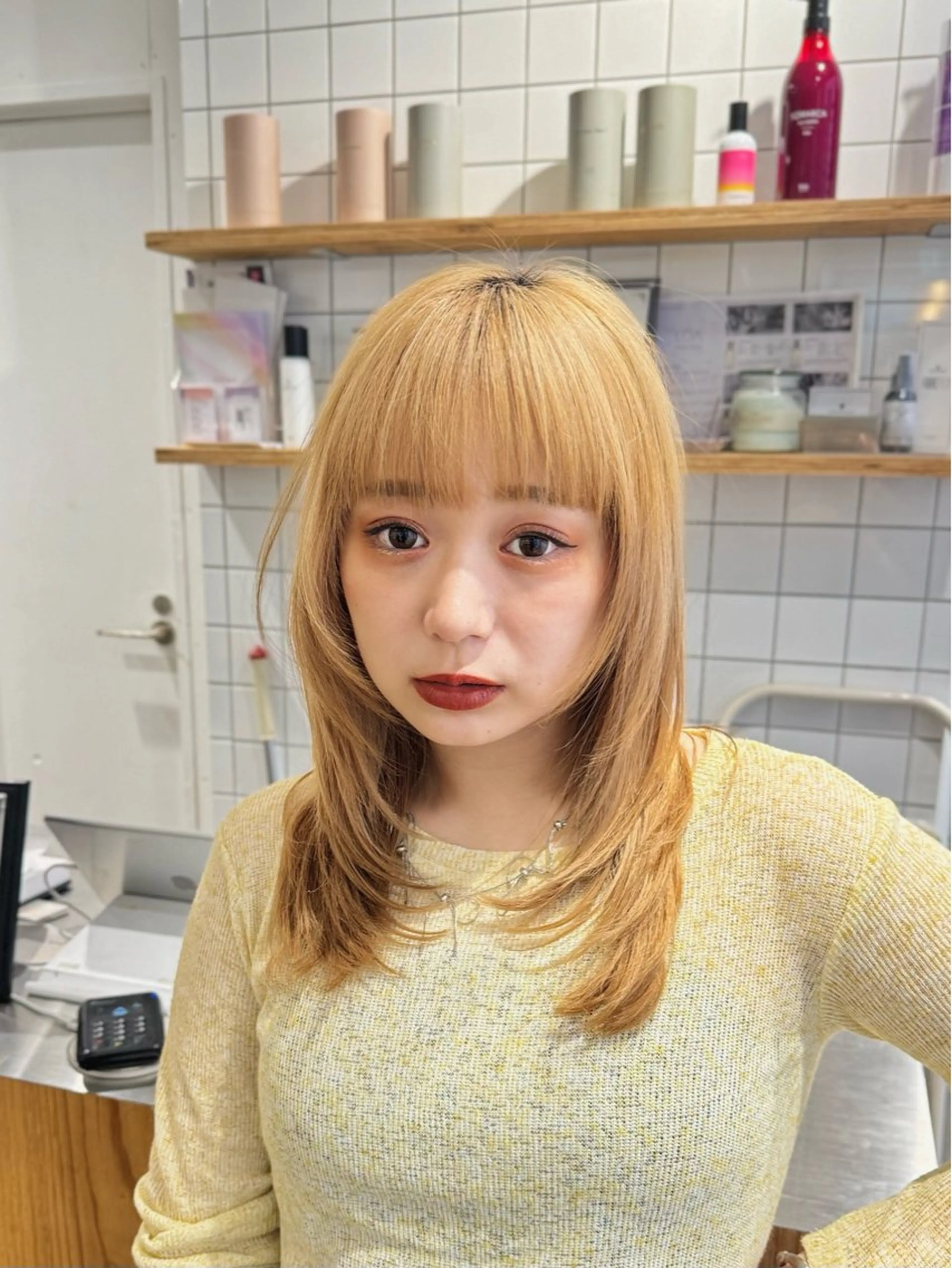 ミディアム カラー ベージュカラー 透明感カラー ミルクティーベージュ 顔周りカット レイヤーカット カット ヘアカラー トリートメント SALOWIN新宿三丁目【サロウィン】所属・ハッシュレイヤー💐 透明感カラー💐青木のヘアスタイル