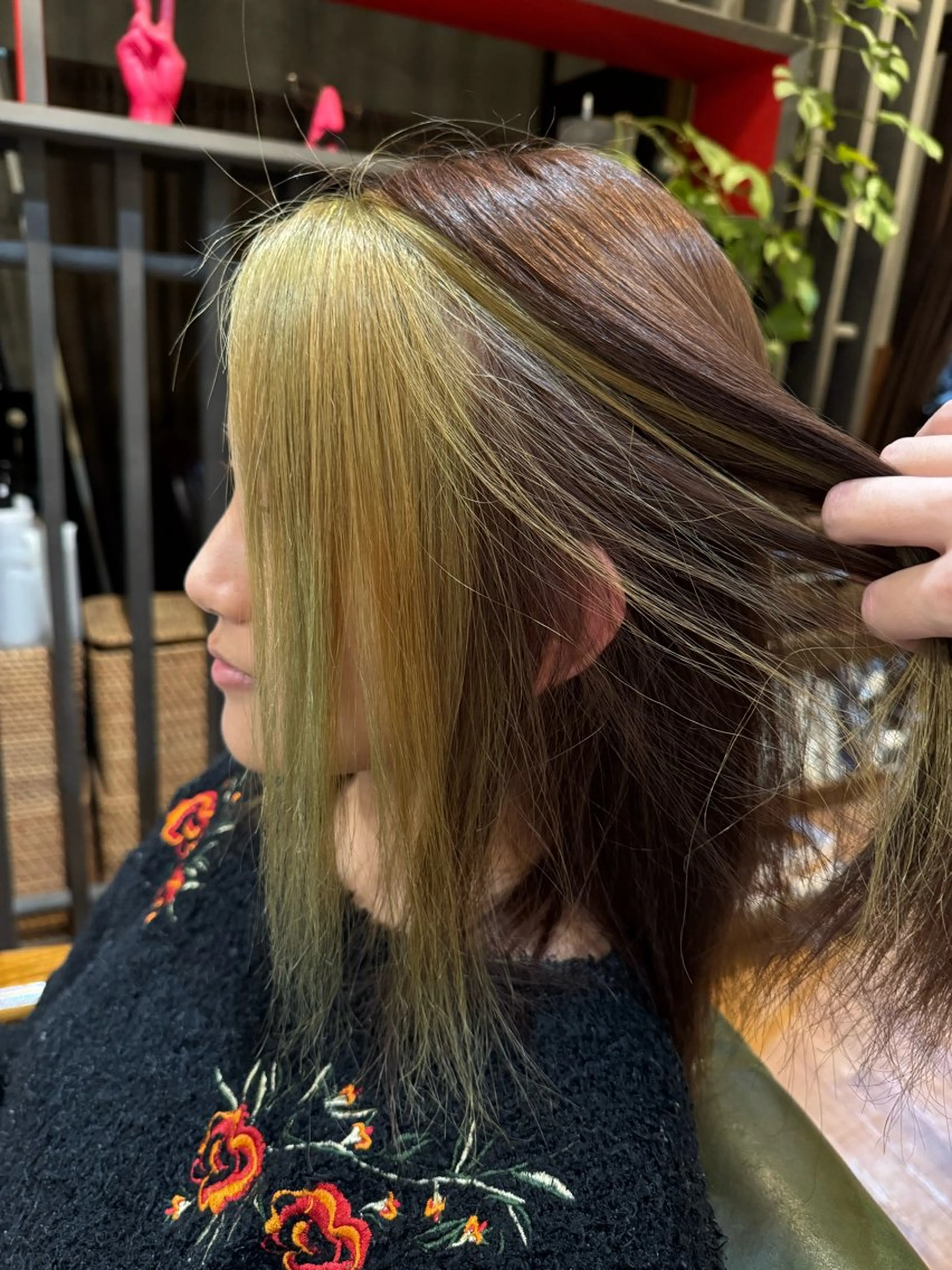 セミロング カラー ミストバング ブリーチ  フェイスフレーミング 顔周りカット ヘアカラー Luster Friends所属・まゆ | 艶カラー | ストレートのヘアスタイル