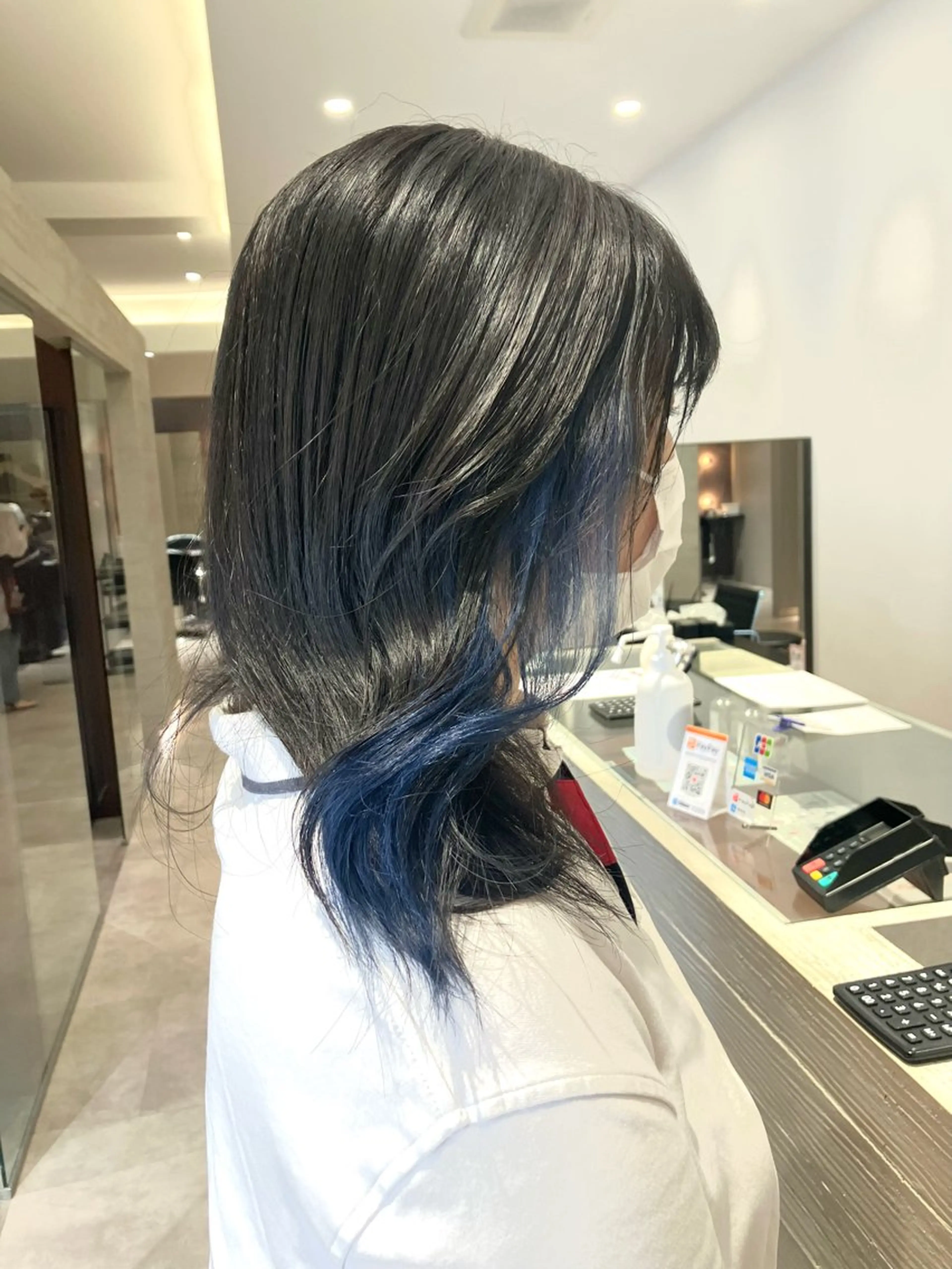ミディアム カラー ブルーカラー イヤリングカラー サキ🤍ハイトーン 🩰くびれ巻きヘアのヘアスタイル