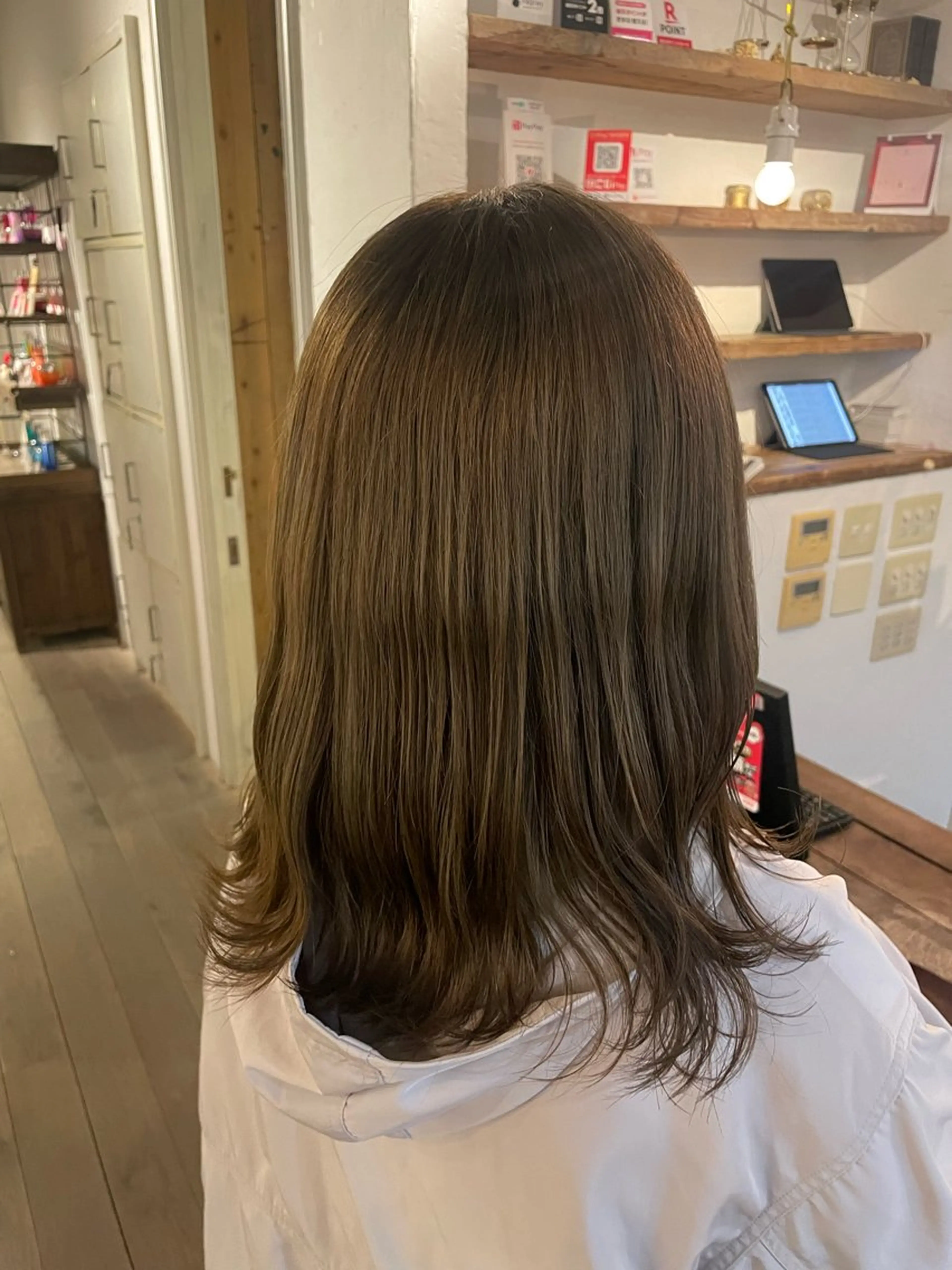 カラー ブリーチ 透明感カラー グレージュ niuniu所属・萩原 見咲のヘアスタイル