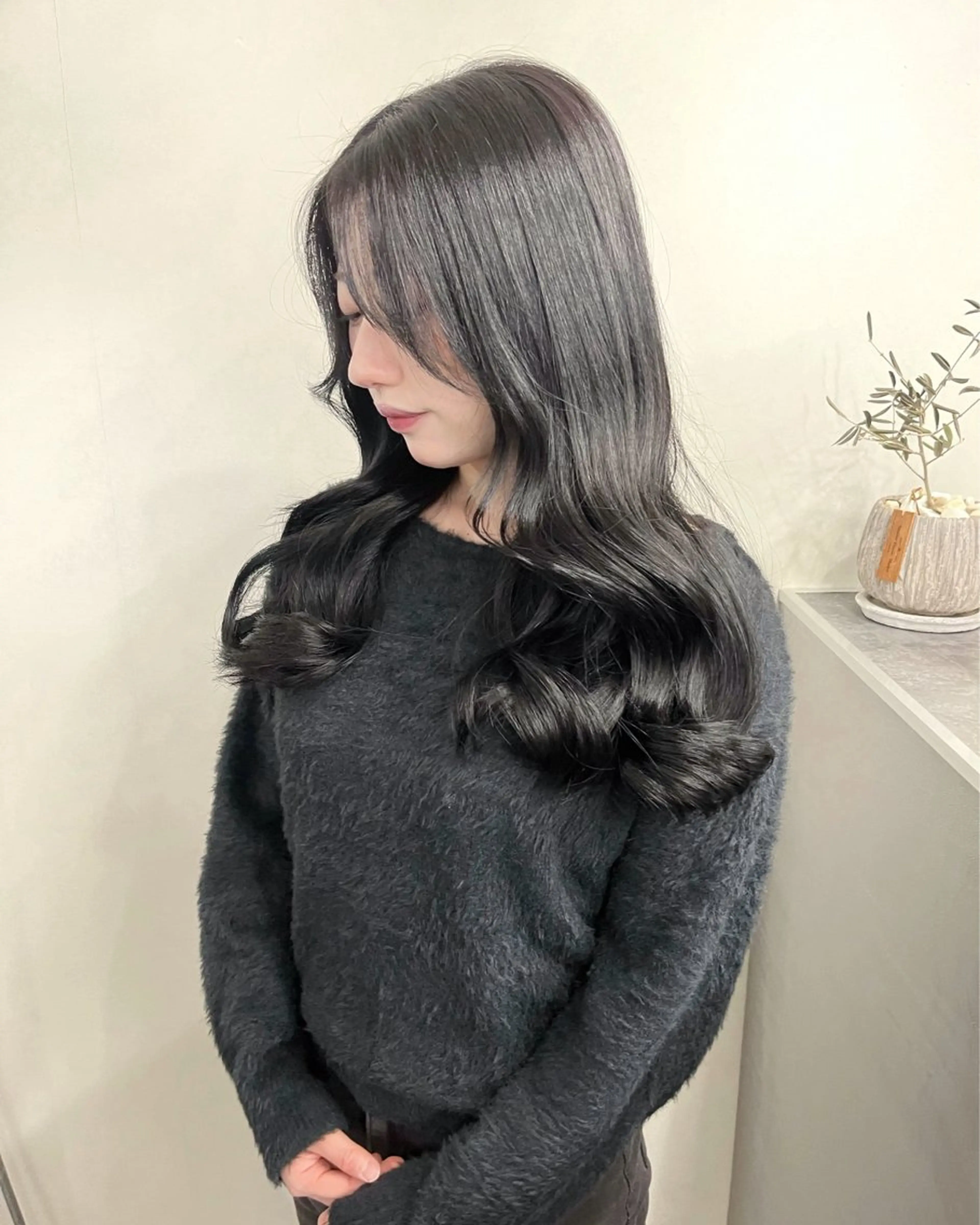 ロング カラー 黒髪 グレーブラック 🩷Yui🩷 大人可愛い艶カラーのヘアスタイル