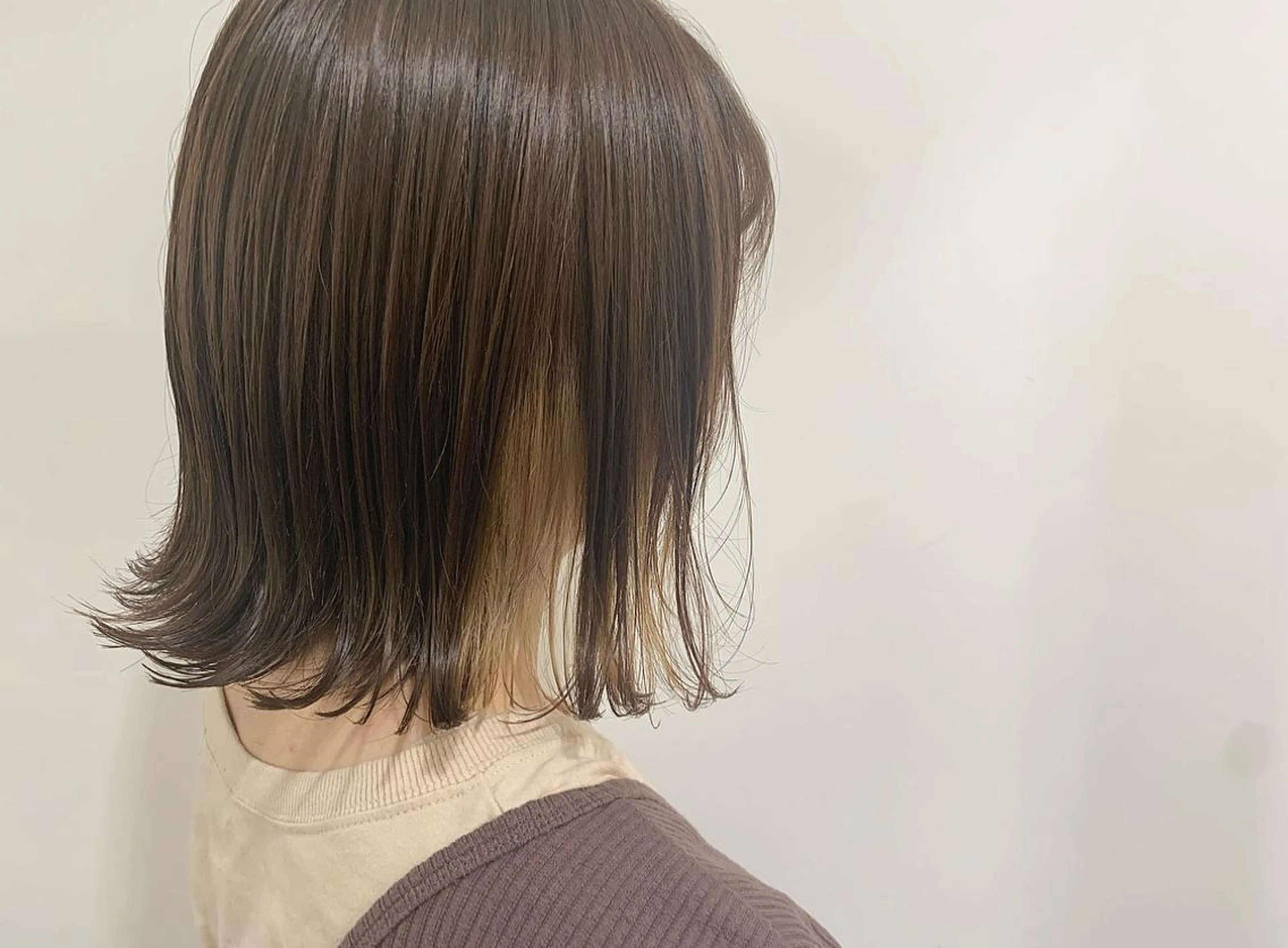 ミディアム カラー ヘアアレンジ ベージュカラー ハイトーンカラー ミルクティーベージュ ボブ 外ハネヘア ヘアカラー たかいわ みきのヘアスタイル
