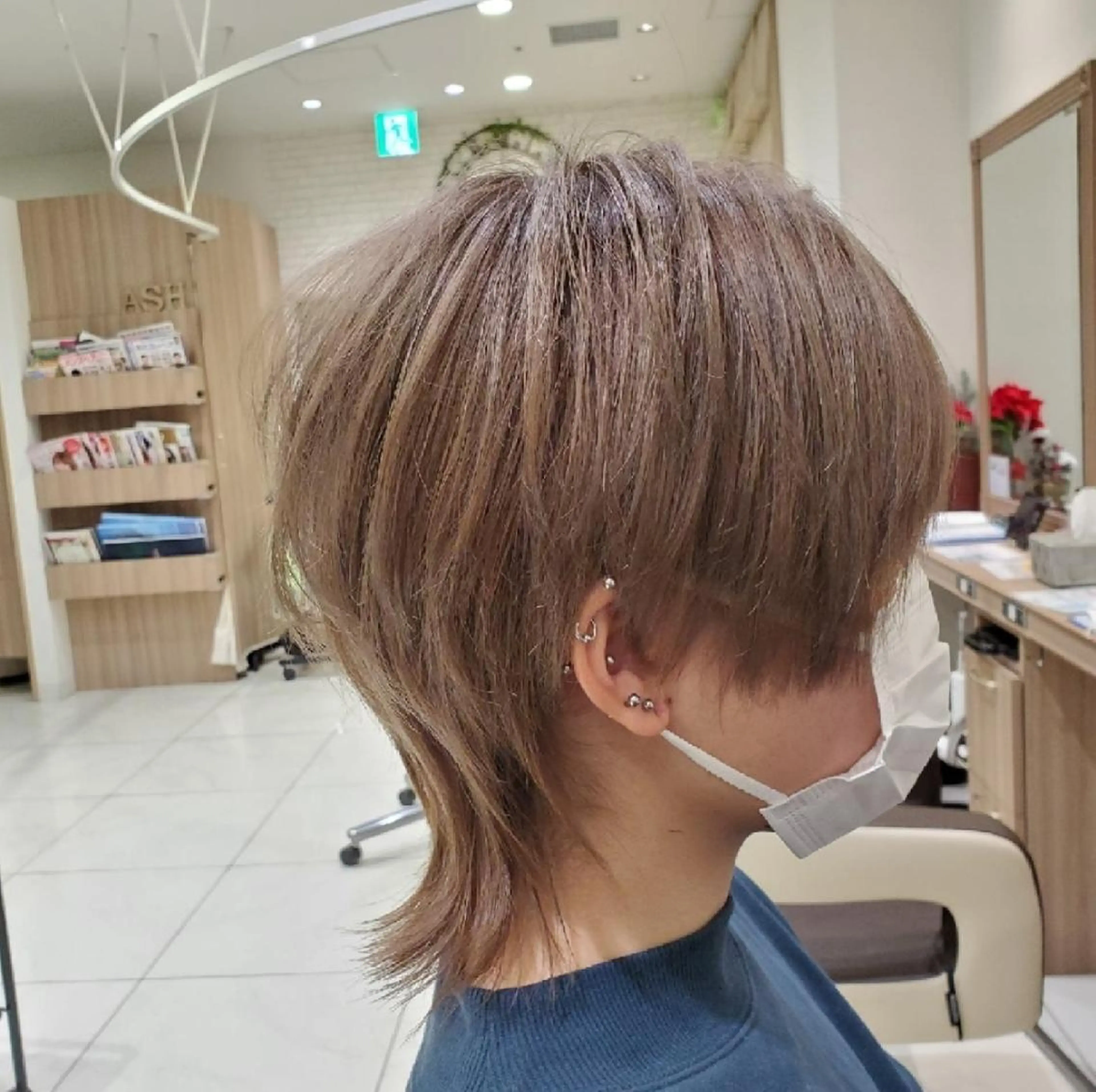ショート カラー ベージュカラー ブリーチ イルミナカラー ミルクティーベージュ ウルフカット 中村 和貴のヘアスタイル