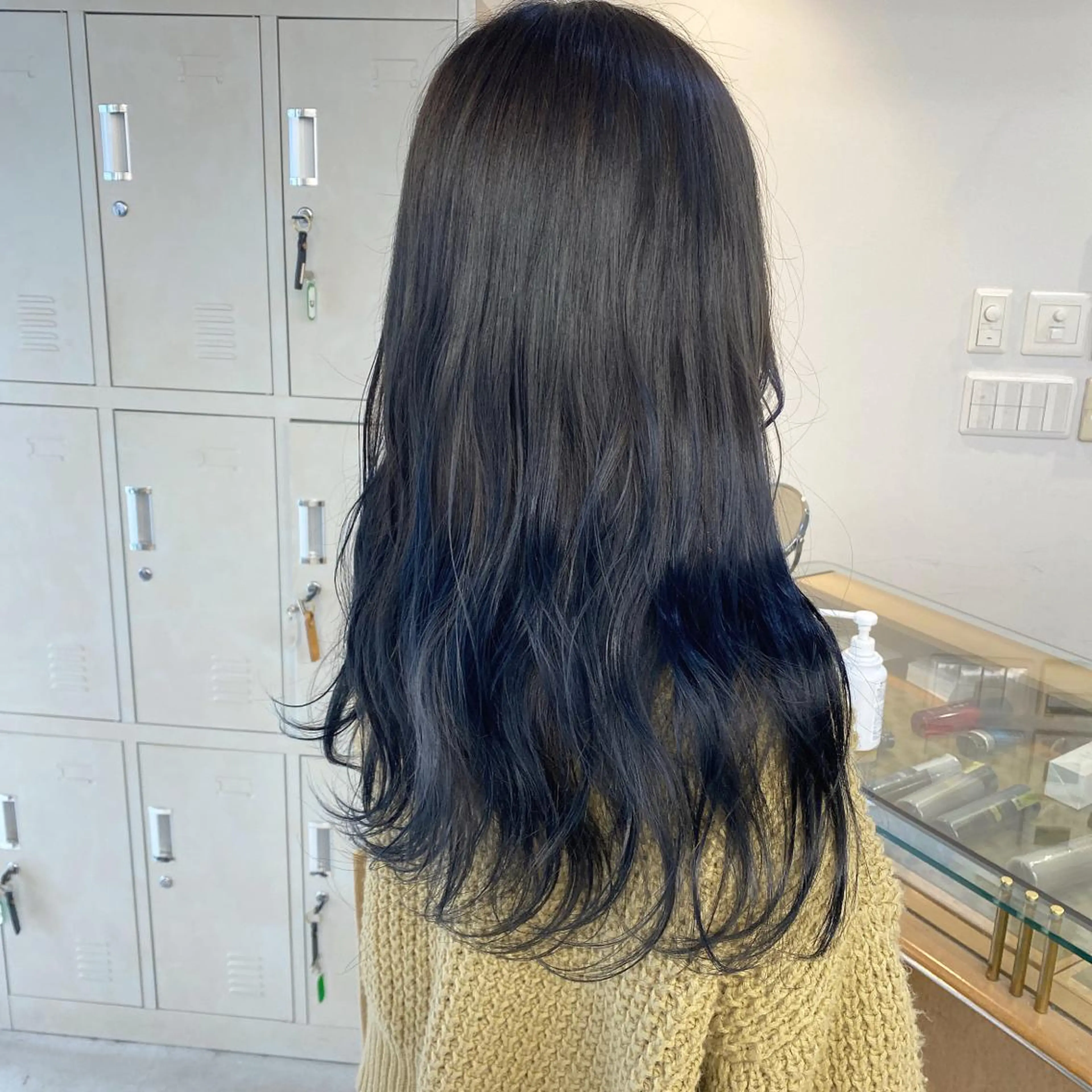 ロング カラー パーマ ヘアアレンジ メンズ キッズ ネイル マツエク・マツパ ブルーカラー ネイビーカラー ブルー ネイビー 暖色系/透明感 治野心のヘアスタイル