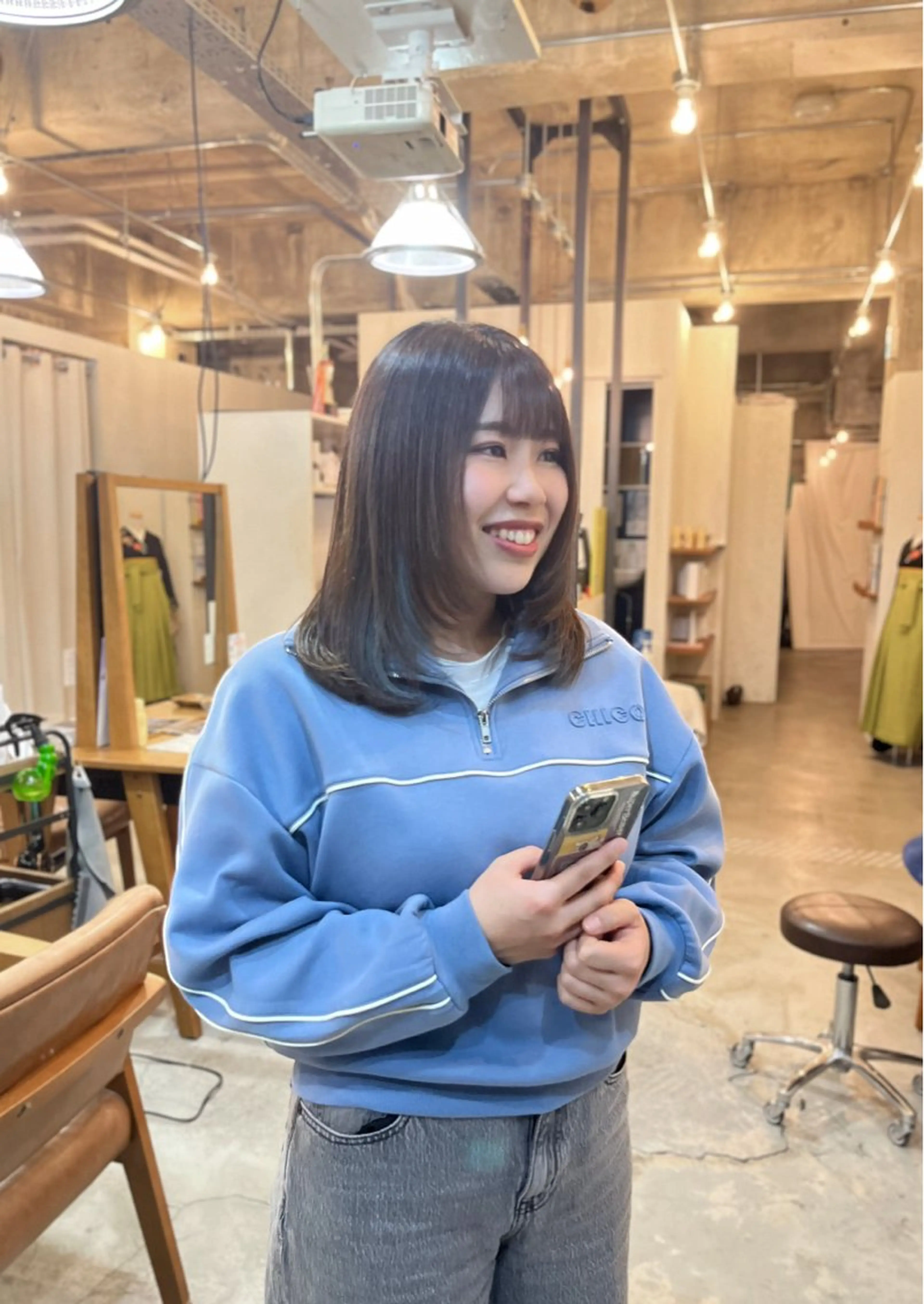 ミディアム カラー ミディアムレイヤー ブルーカラー ブルーラベンダー イヤリングカラー ラベンダーカラー 堀出 芽衣/垢抜け/美髪のヘアスタイル