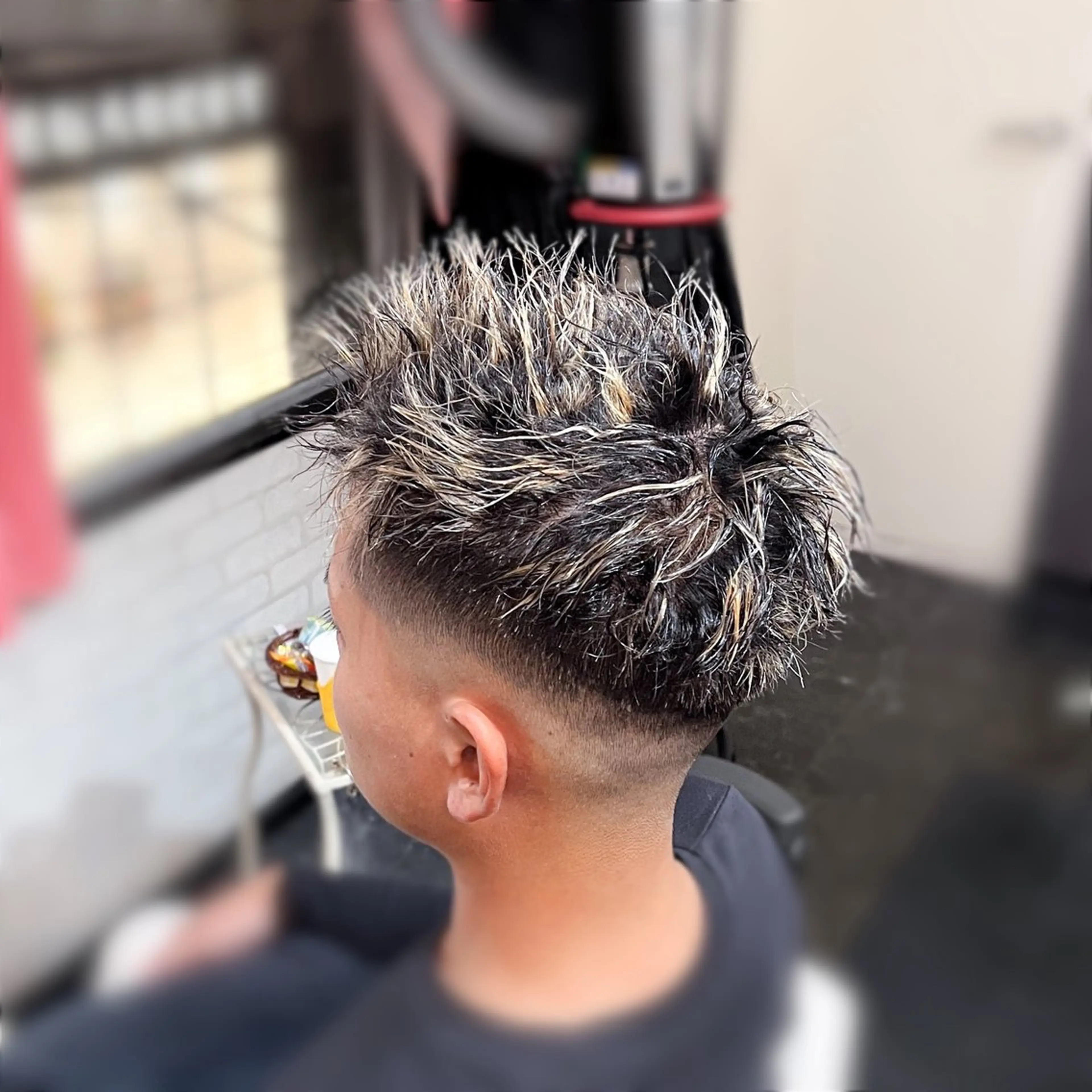 ショート カラー パーマ メンズ メンズブリーチ フェードカット メンズハイライト メンズパーマ ツイストスパイラルパーマ カット ヘアカラー パーマ Kimura Shinyaのヘアスタイル