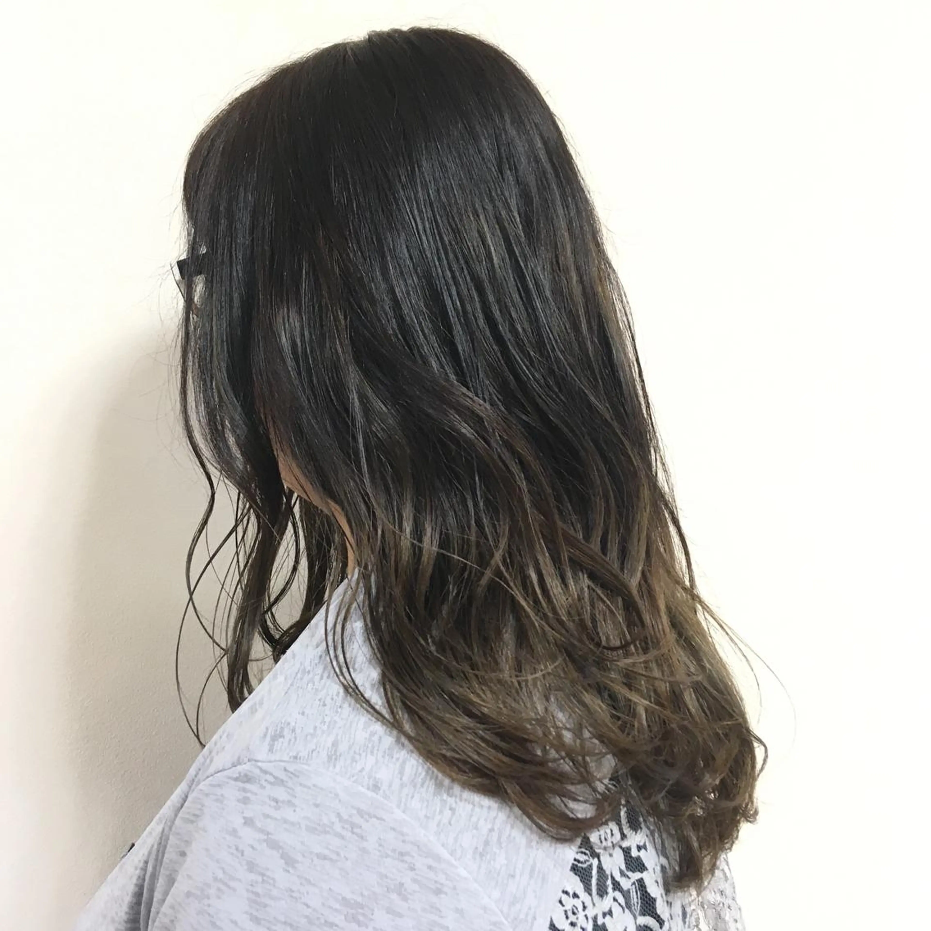 ロング カラー アッシュ ベージュカラー ブリーチ グラデーションカラー ハイライトカラー 【Sweep】おじま のぞみのヘアスタイル