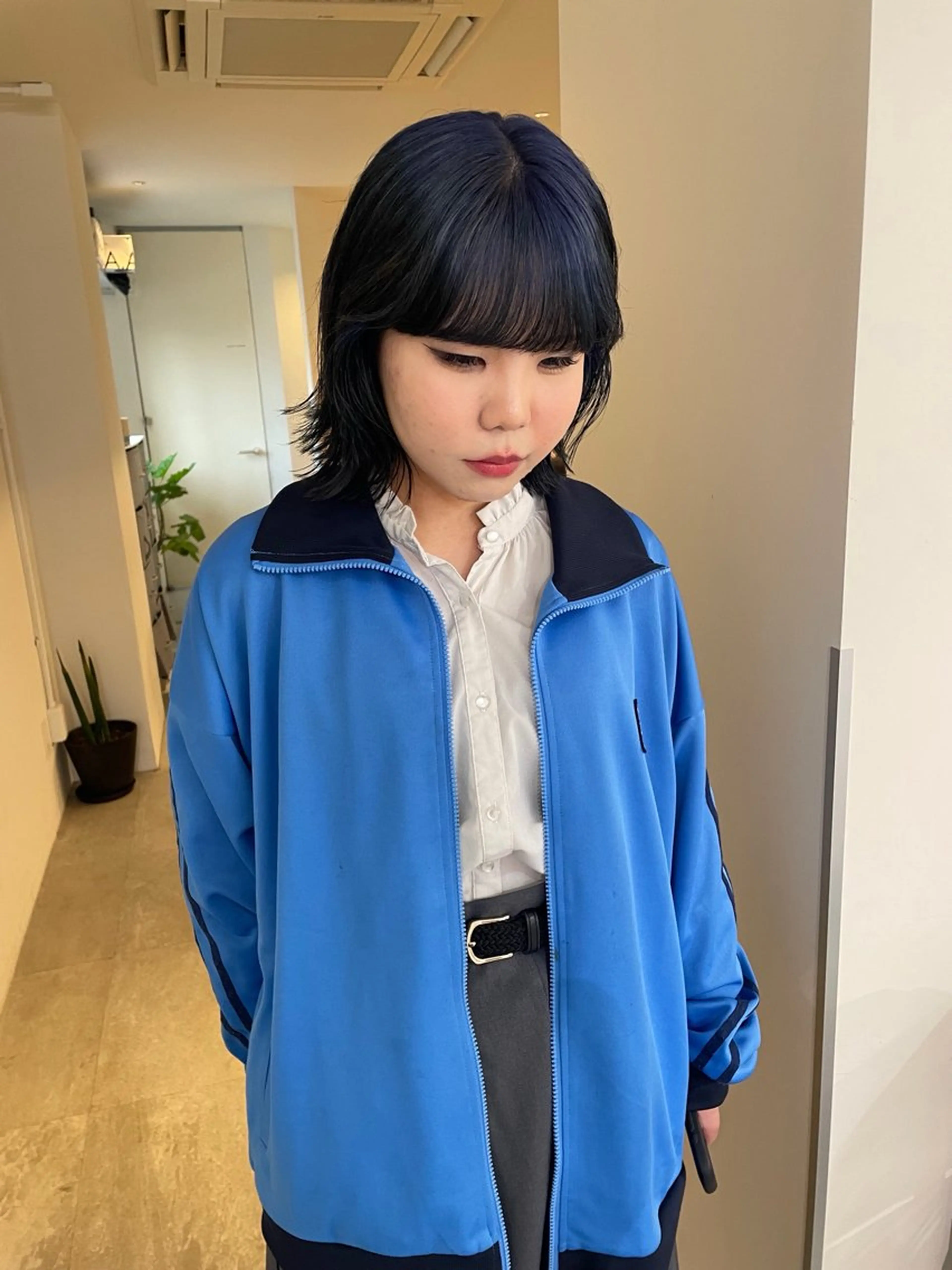 ショート カラー ショートボブ 黒髪 ブルーカラー ブルーブラック ボブ カット ヘアカラー トリートメント MIU/ルーツカラー ボブ/顔周りレイヤーのヘアスタイル