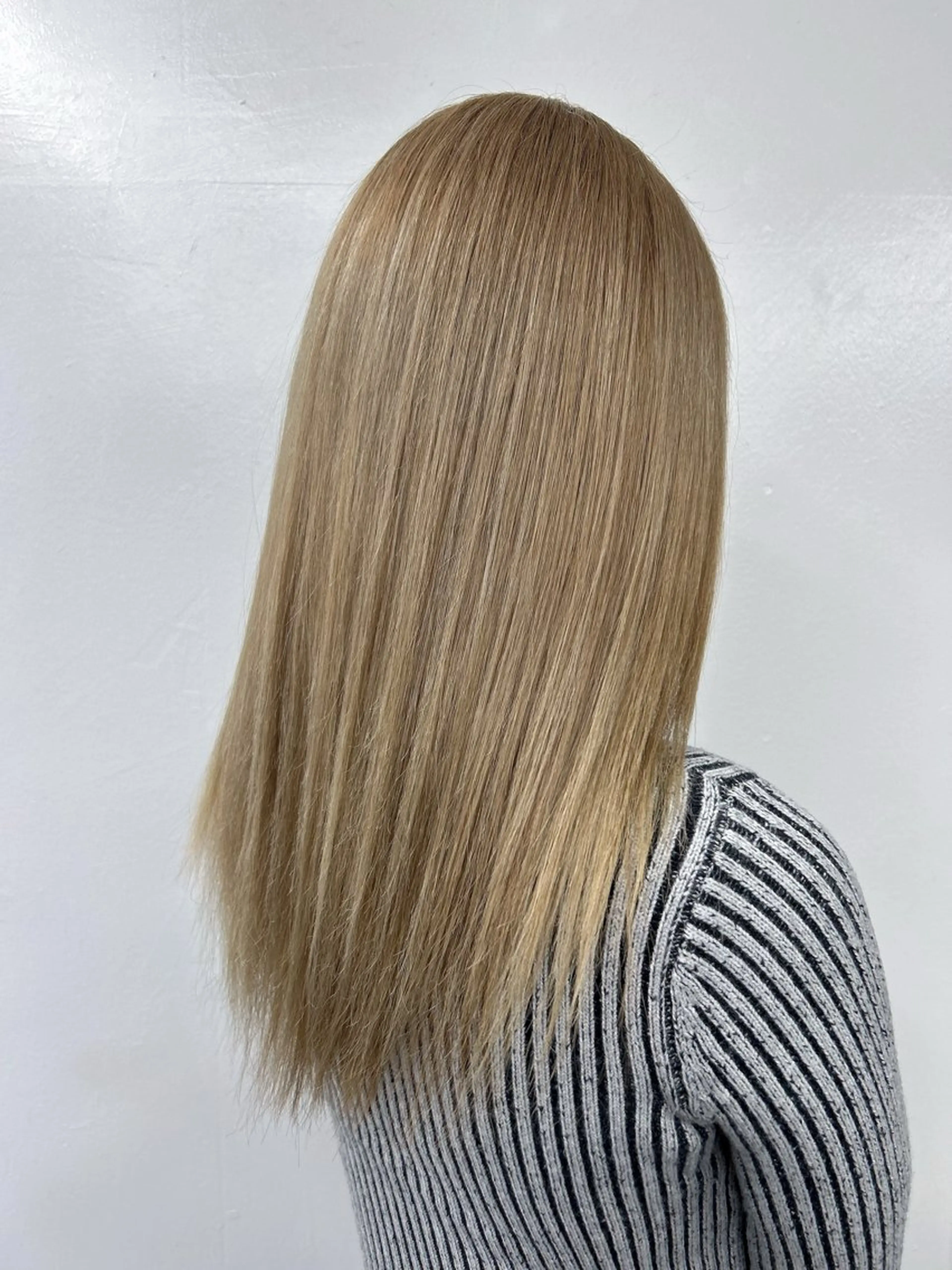 セミロング カラー ベージュカラー ハイトーンカラー ミルクティーベージュ ヘアカラー トリートメント alpha. カラーエクステ下妻のヘアスタイル