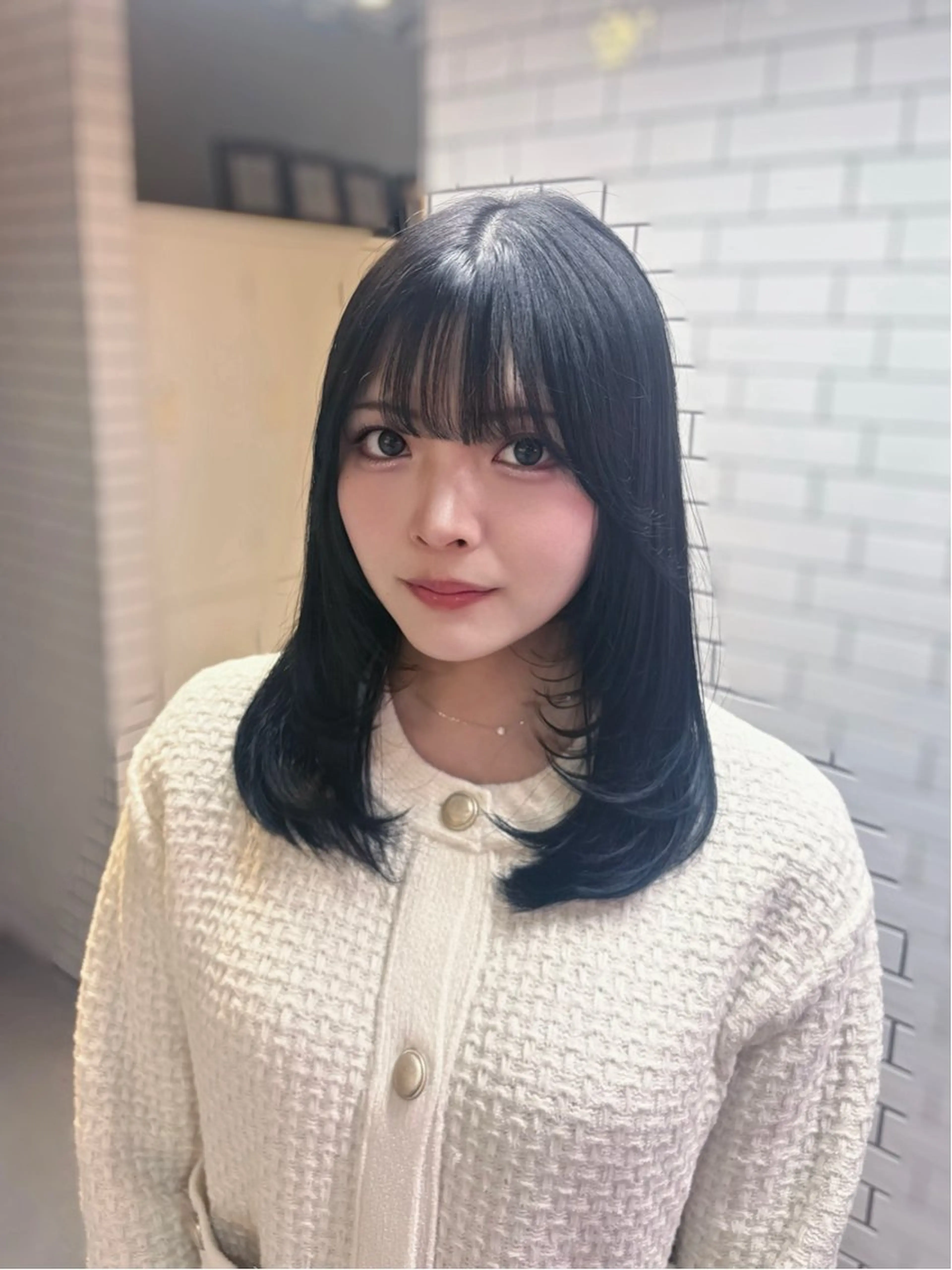 ミディアム カラー 黒髪 ブルーカラー ブルーブラック レイヤーカット カット ヘアカラー トリートメント Zina 梅田所属・盛れる顔まわりカット 🩰💕SHIONのヘアスタイル