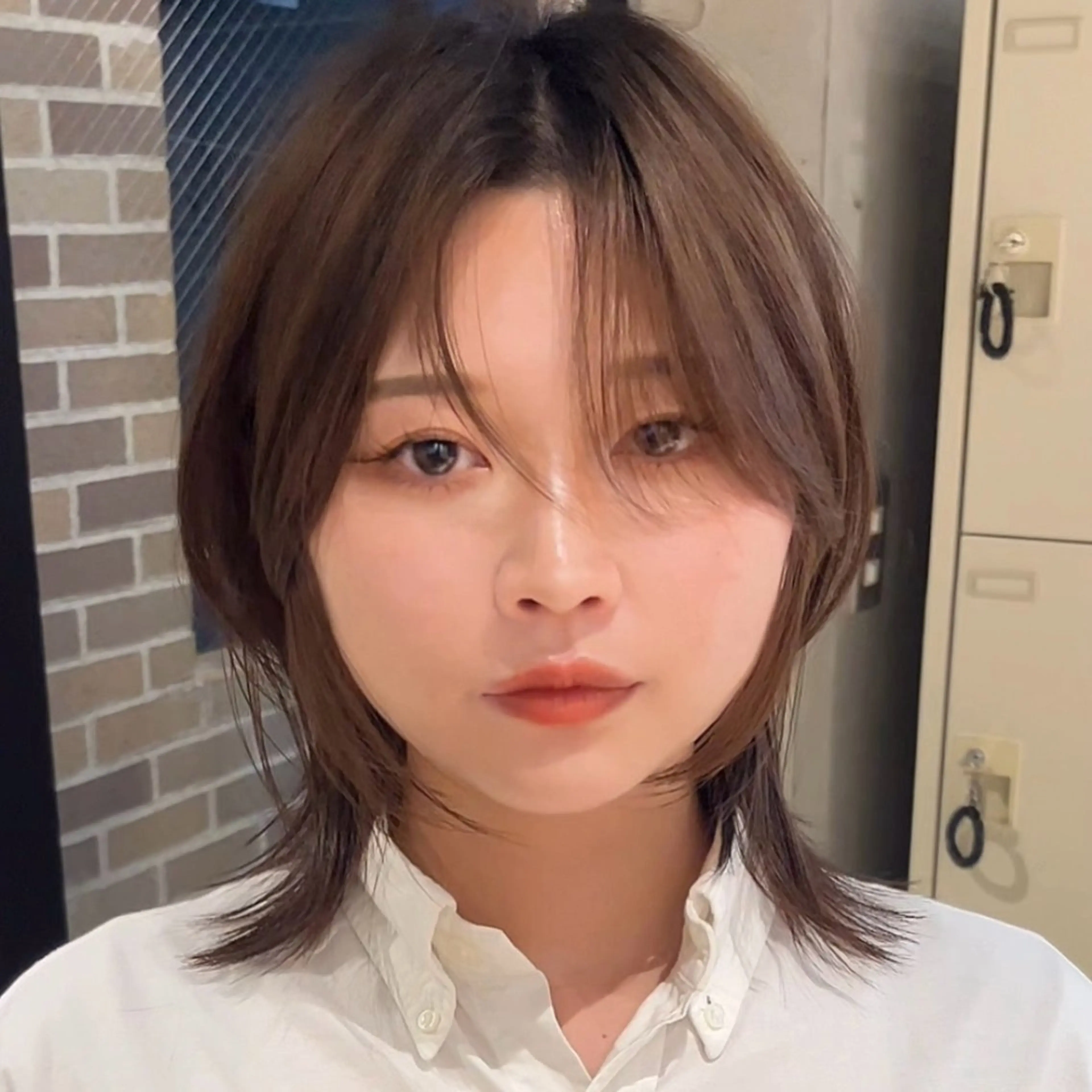 ミディアム カット ウルフとデザイン カラーの神のヘアスタイル