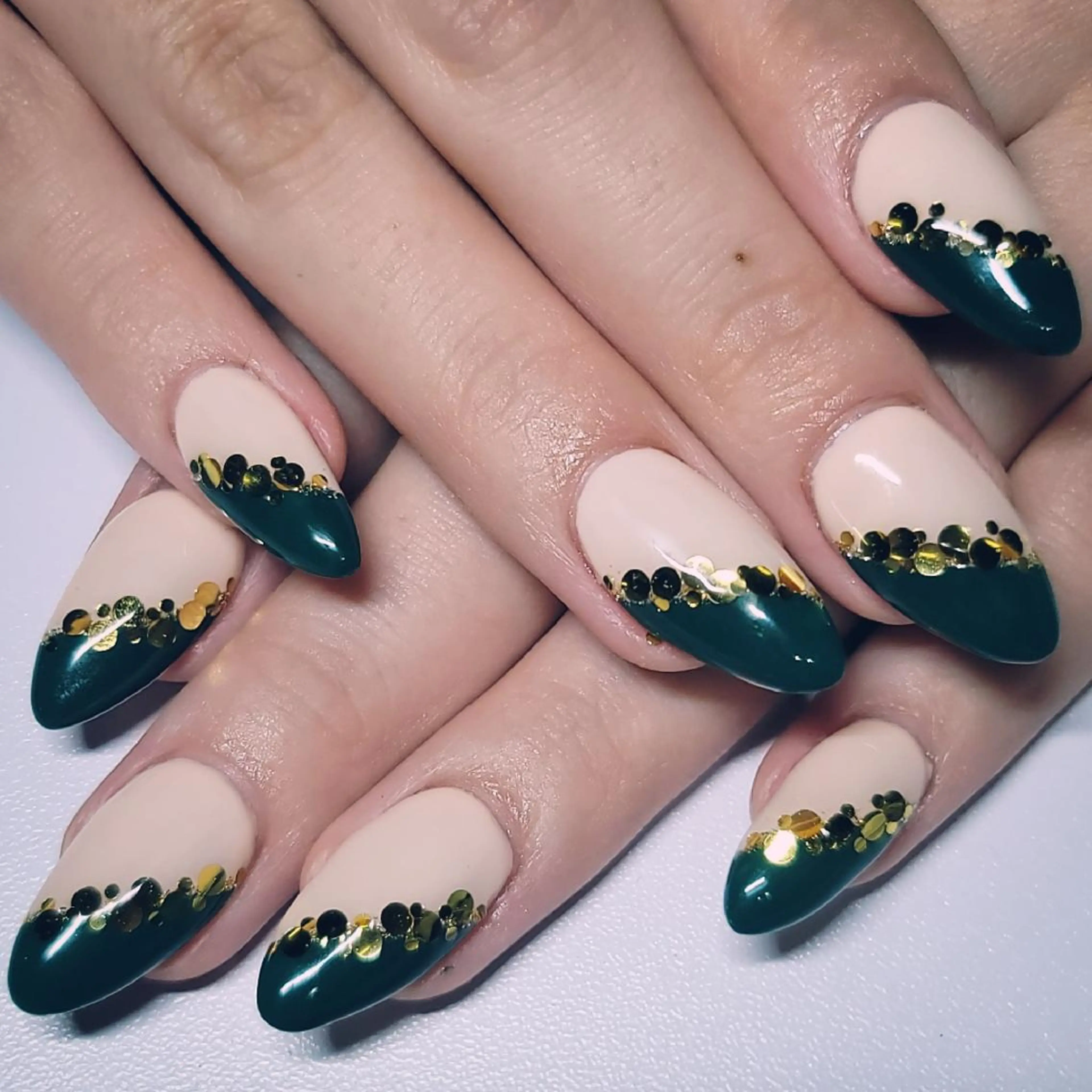 ネイル フレンチネイル ゴールド ホログラムネイル ラメ(グリッター) 斜めフレンチ ハンドネイル よしだ ひろきのネイルデザイン