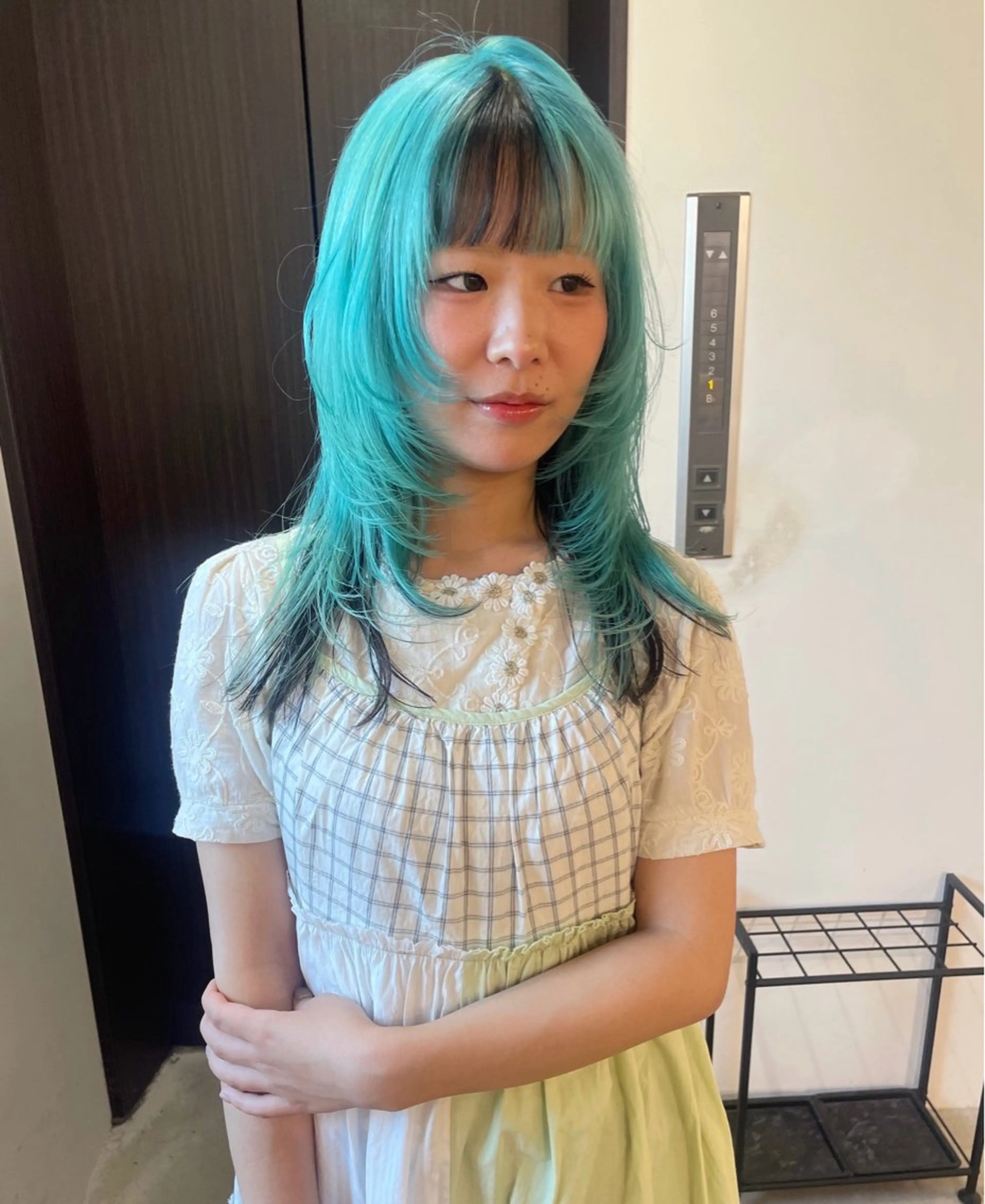 ミディアム カラー デザインカラー レイヤーカット ウルフカット ウルフレイヤー カット ヘアカラー トリートメント MIU/ルーツカラー ボブ/顔周りレイヤーのヘアスタイル