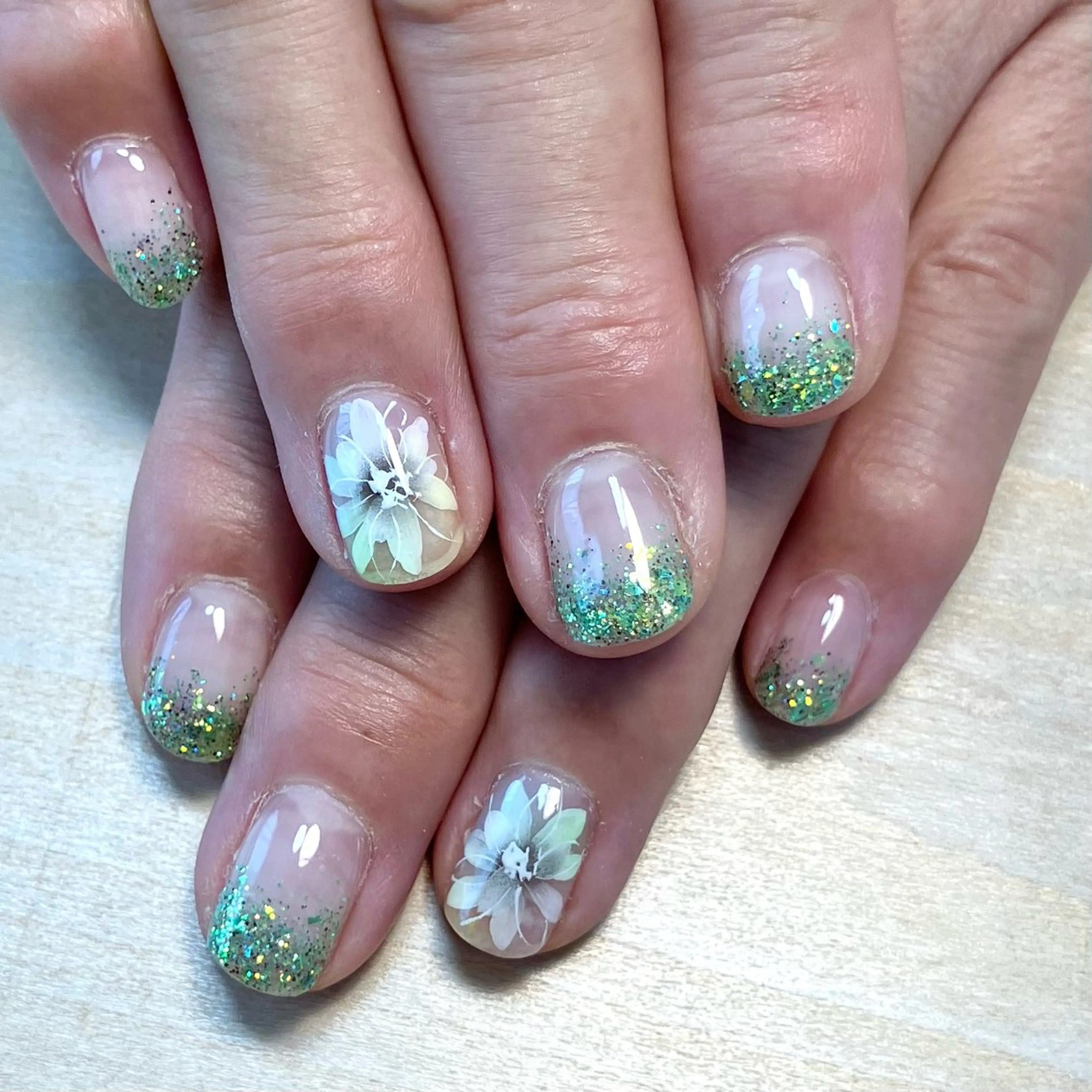 ネイル フラワーネイル グリーン ラメ(グリッター) ラメグラデーション nailroom kukaのネイルデザイン