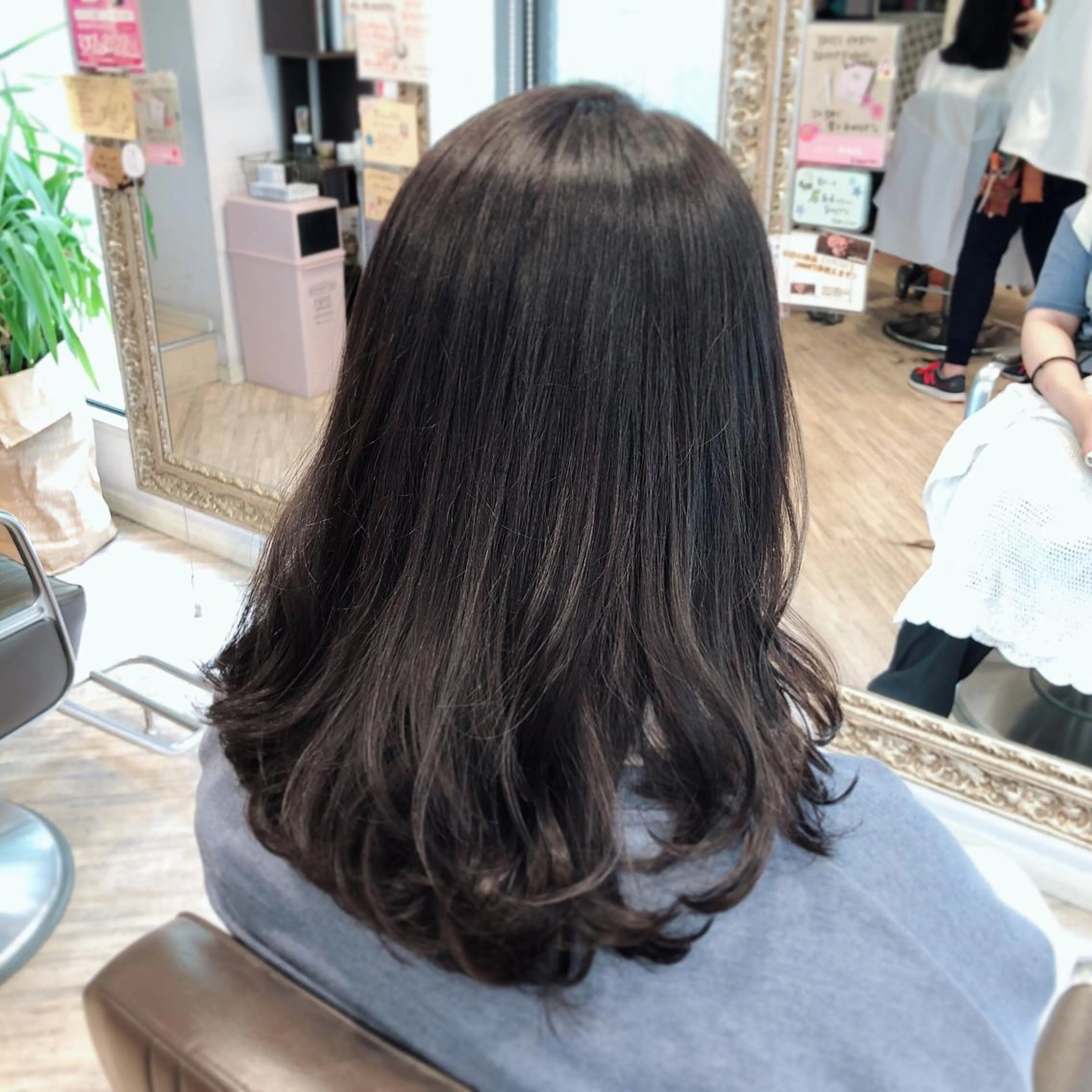 セミロング カラー ブルーカラー ブルージュ 透明感カラー 五十嵐ゆり 美髪カラー　武蔵小杉のヘアスタイル