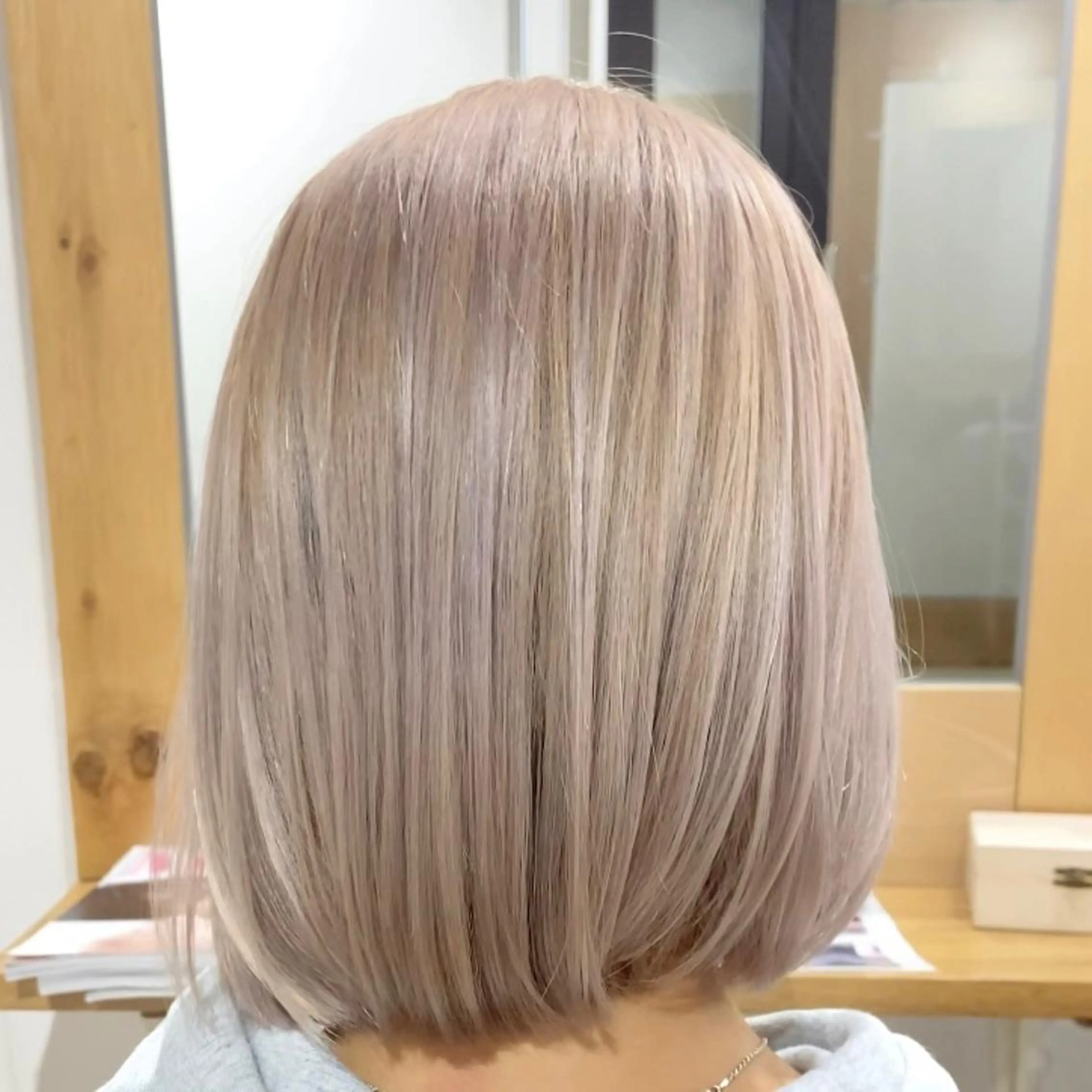 ショート カラー 切りっぱなしボブ ショートボブ バレイヤージュ ブリーチ デザインカラー ヘアカラー Kensho 京都駅 ケアブリーチのヘアスタイル