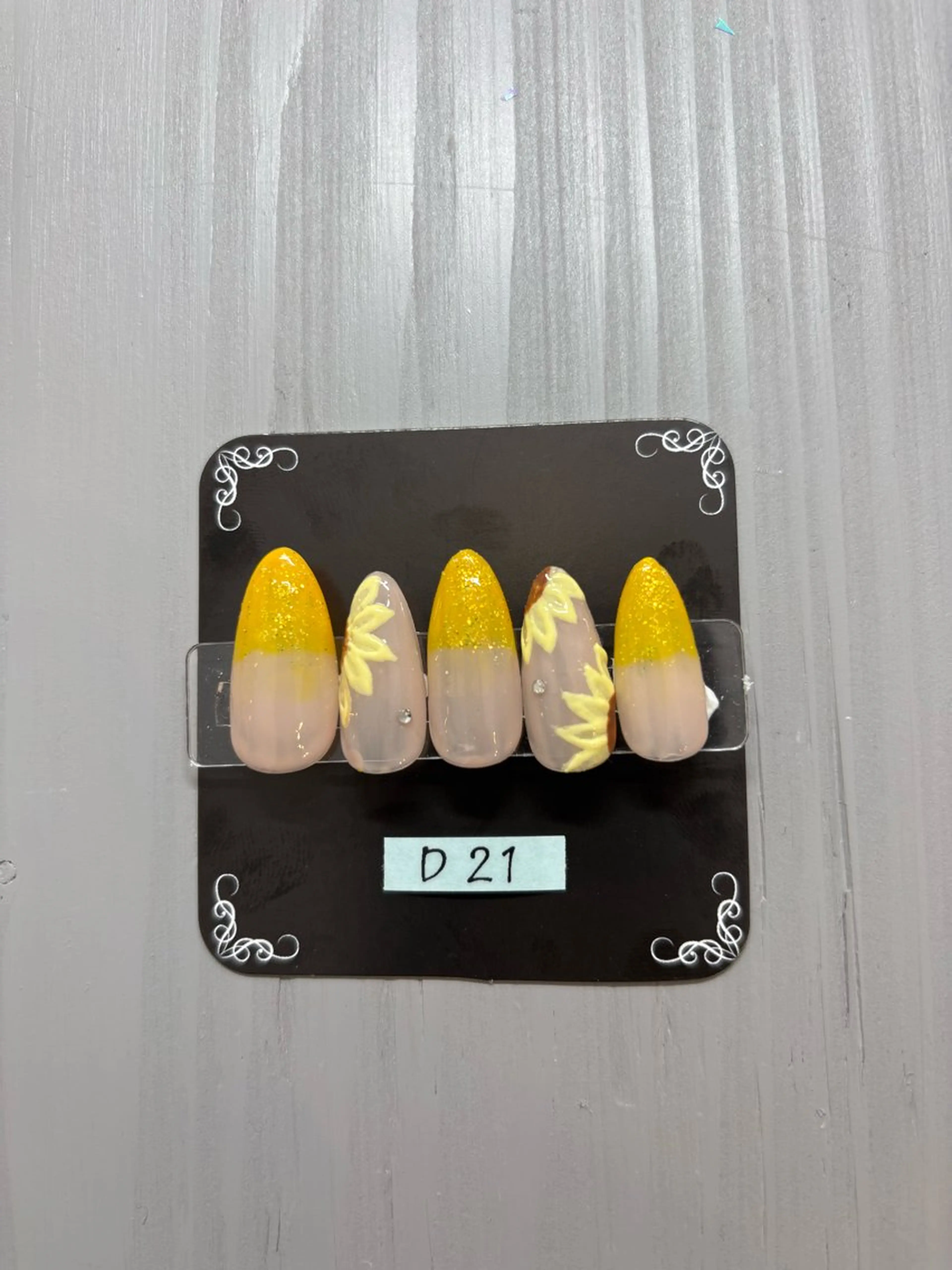 限定デザインネイルD21（オフ込み）の写真