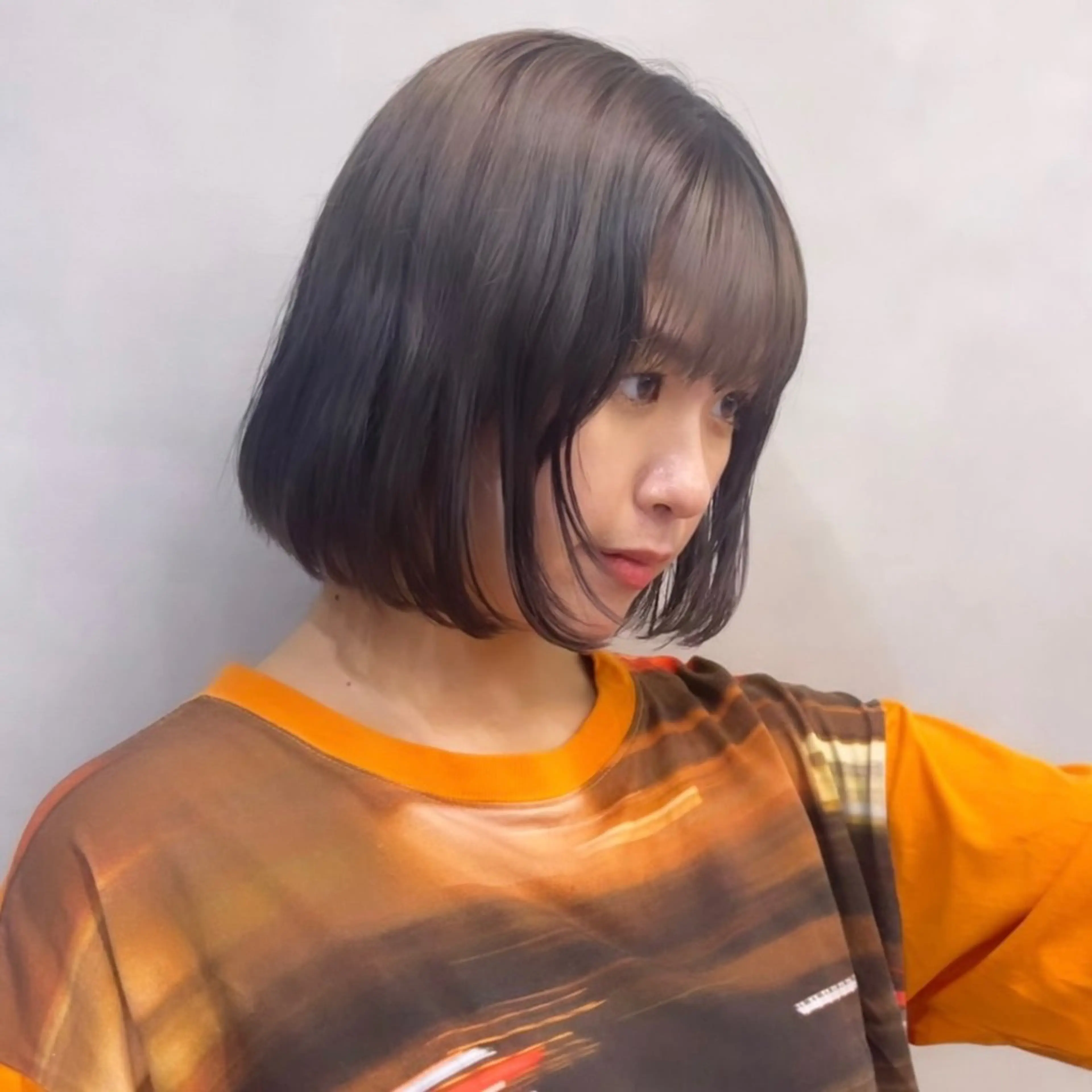 ショート アッシュ アッシュグレー Rui/透明感カラー 暖色/レイヤーカットのヘアスタイル