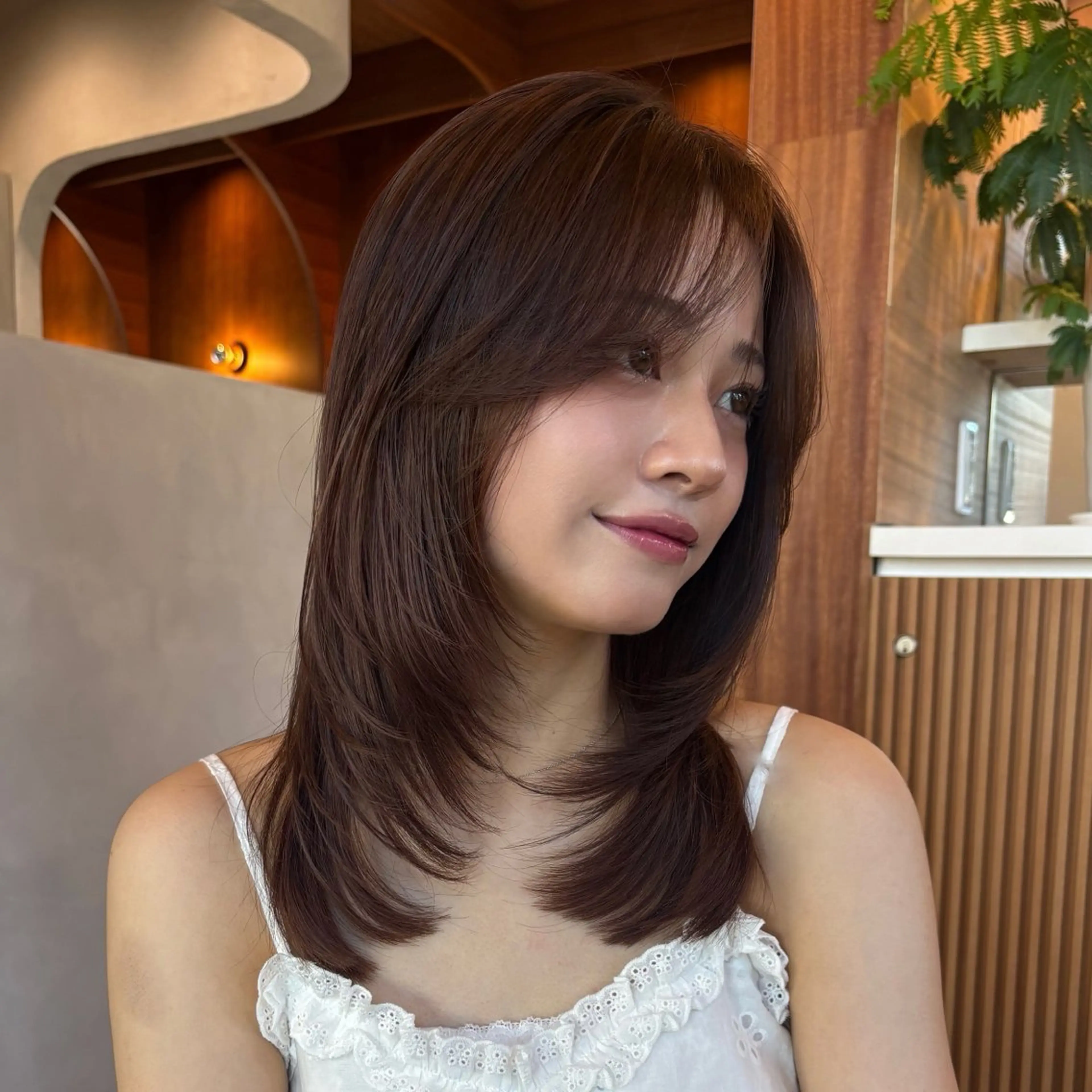 ミディアム カット ヘアカラー トリートメント レイヤーくびれヘア アレンジmanakaのヘアスタイル
