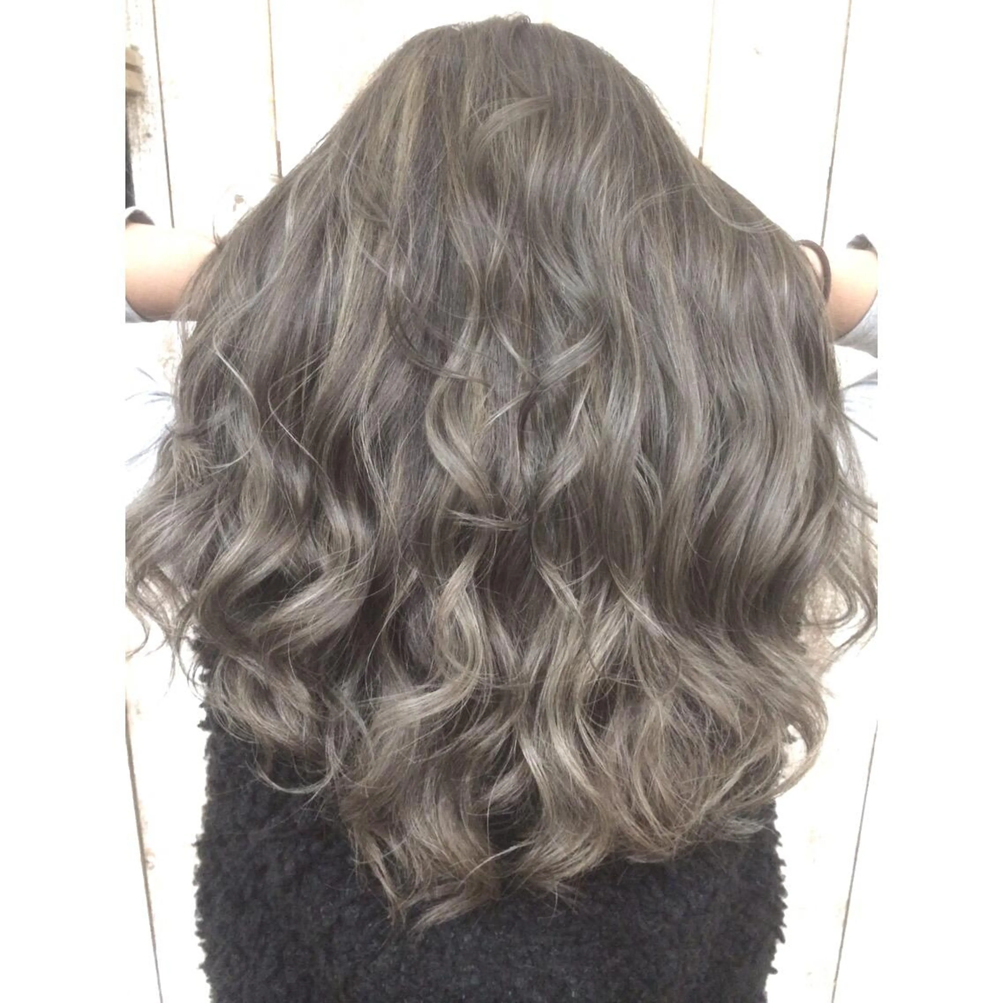 ロング カラー ハイライトカラー シルバー 3Dハイライト ハイライト ヘアカラー トリートメント 井上 一平のヘアスタイル