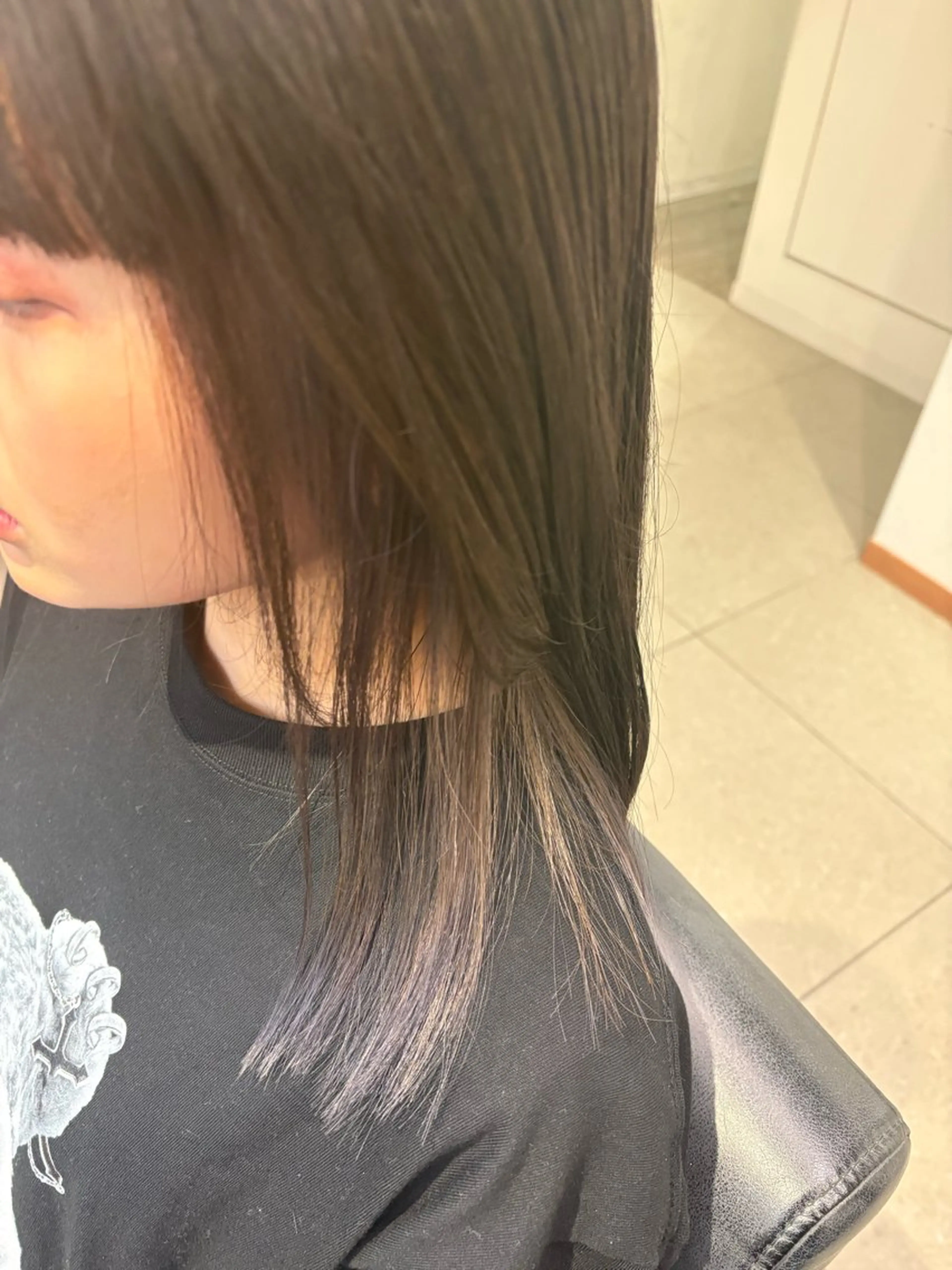ミディアム カラー インナーカラー シルバー ヘアカラー ERII (ému） 伏見/カット無料のヘアスタイル