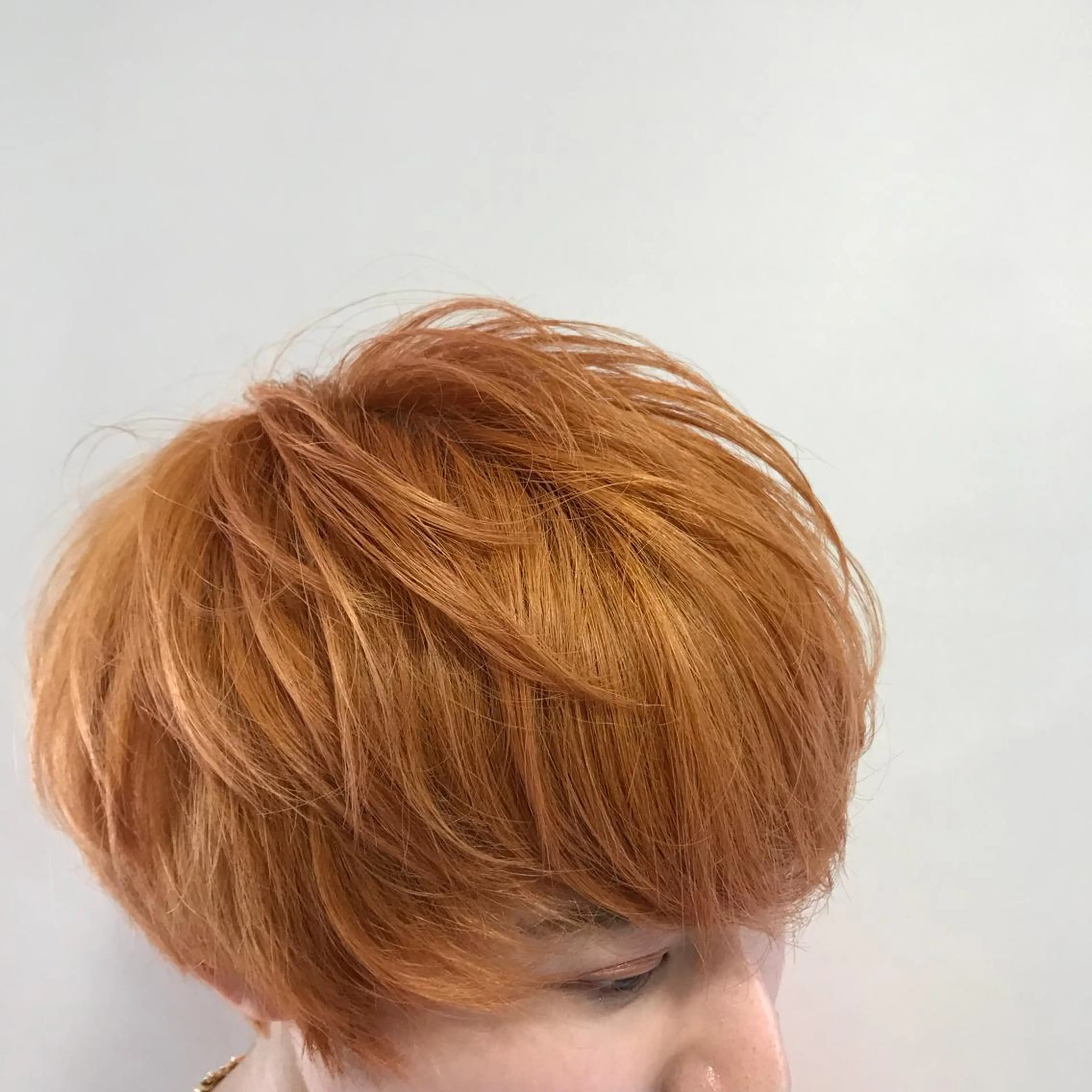 ショート カラー ブリーチ オレンジ 長谷川 誠志のヘアスタイル