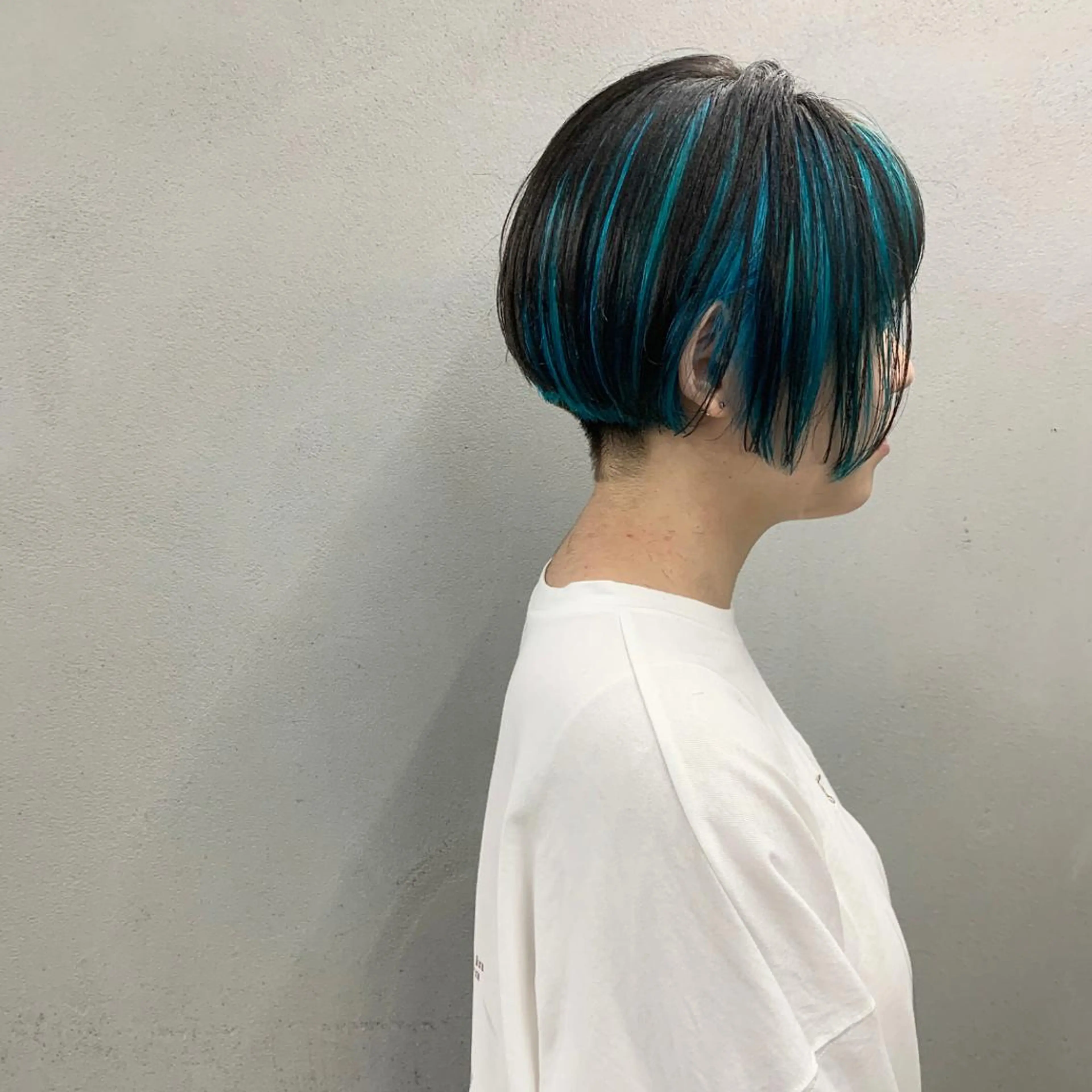 ショート カラー 黒髪 ブルーカラー ショートヘア カット ヘアカラー トリートメント お顔まわりカット🌱 emo.村松泉綺のヘアスタイル