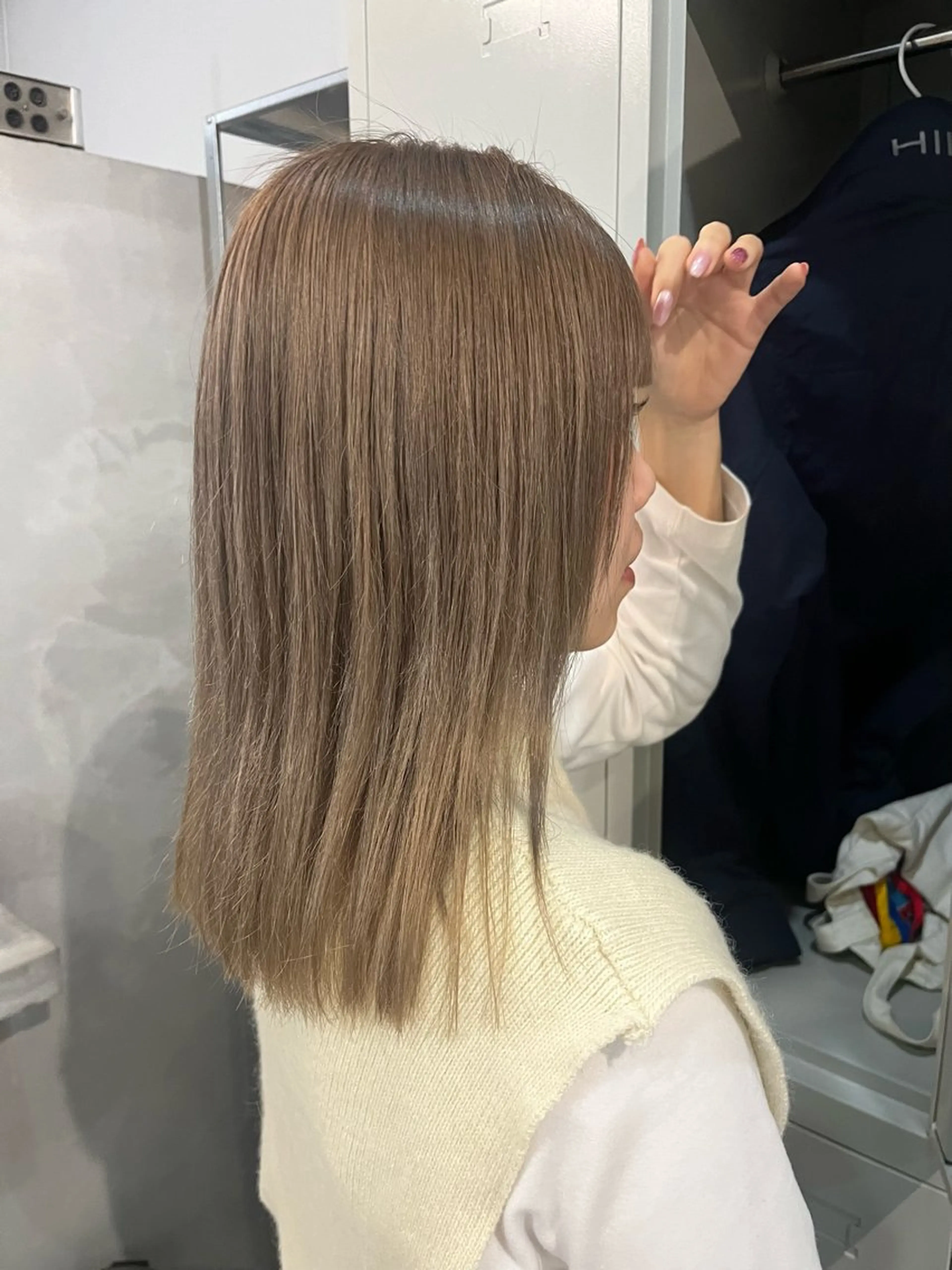 セミロング カラー ブリーチ グレージュ ヘアカラー トリートメント ブリーチなしカラー レイヤーカットのヘアスタイル