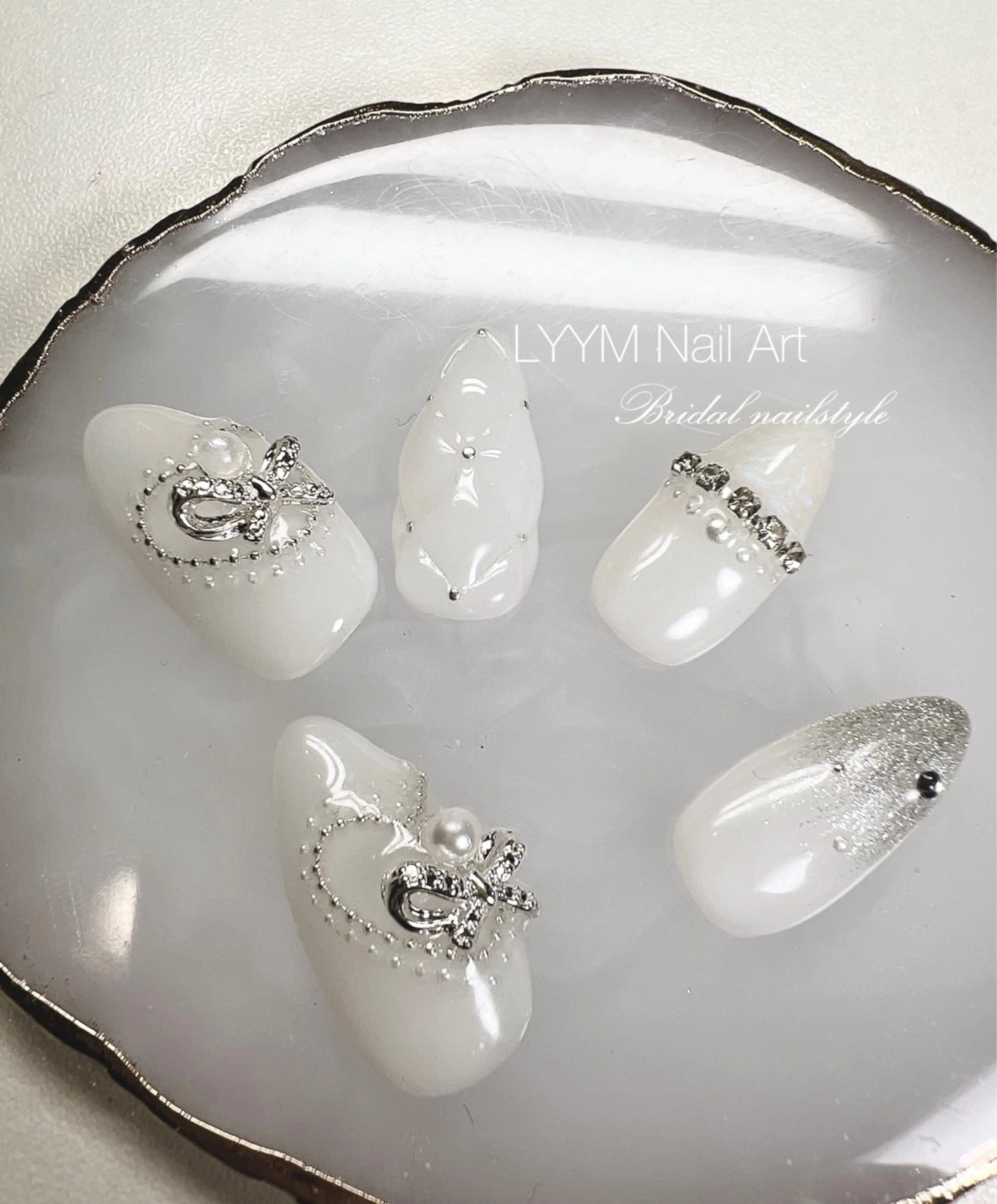 ネイル アートネイル ハート リボン バレンタイン ブライダルネイル ハンドネイル LYYM Nail Salonのネイルデザイン