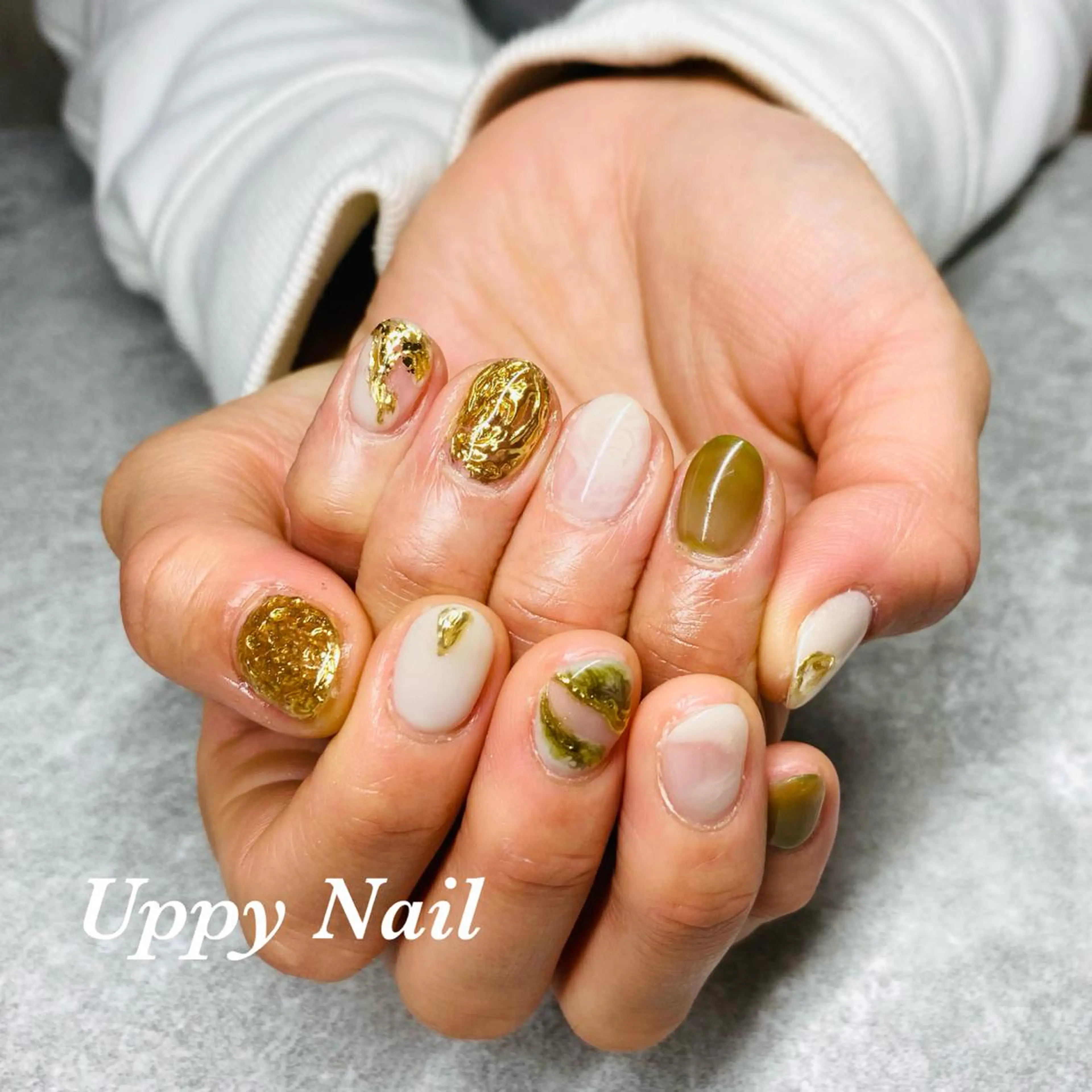 ネイル ゴールド グリーン ニュアンスネイル ホワイト ハンドネイル Uppy Nail ukyoのネイルデザイン