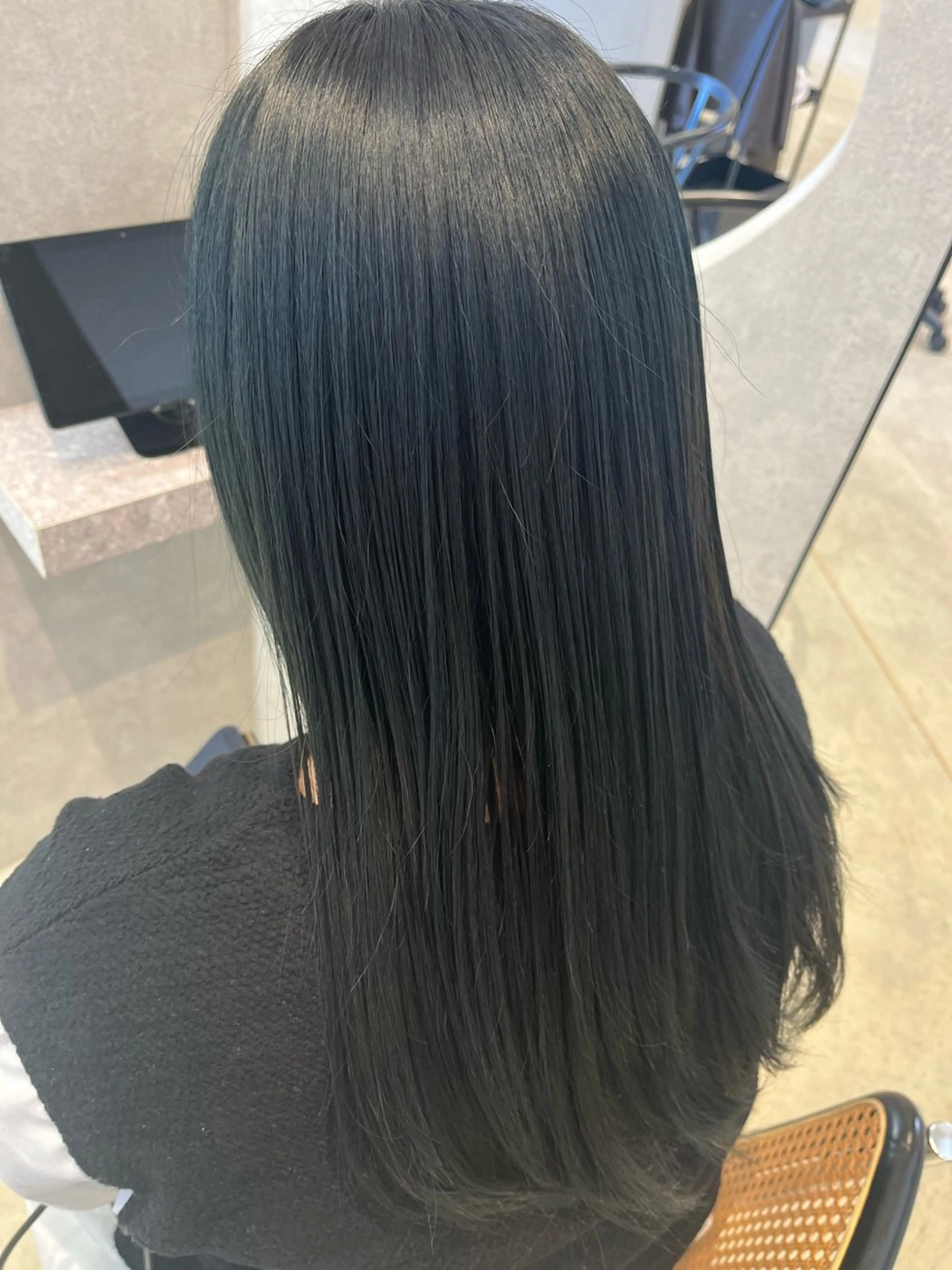 カラー 黒髪 ブルーカラー ブルーブラック ヘアカラー 斉藤 果音のヘアスタイル