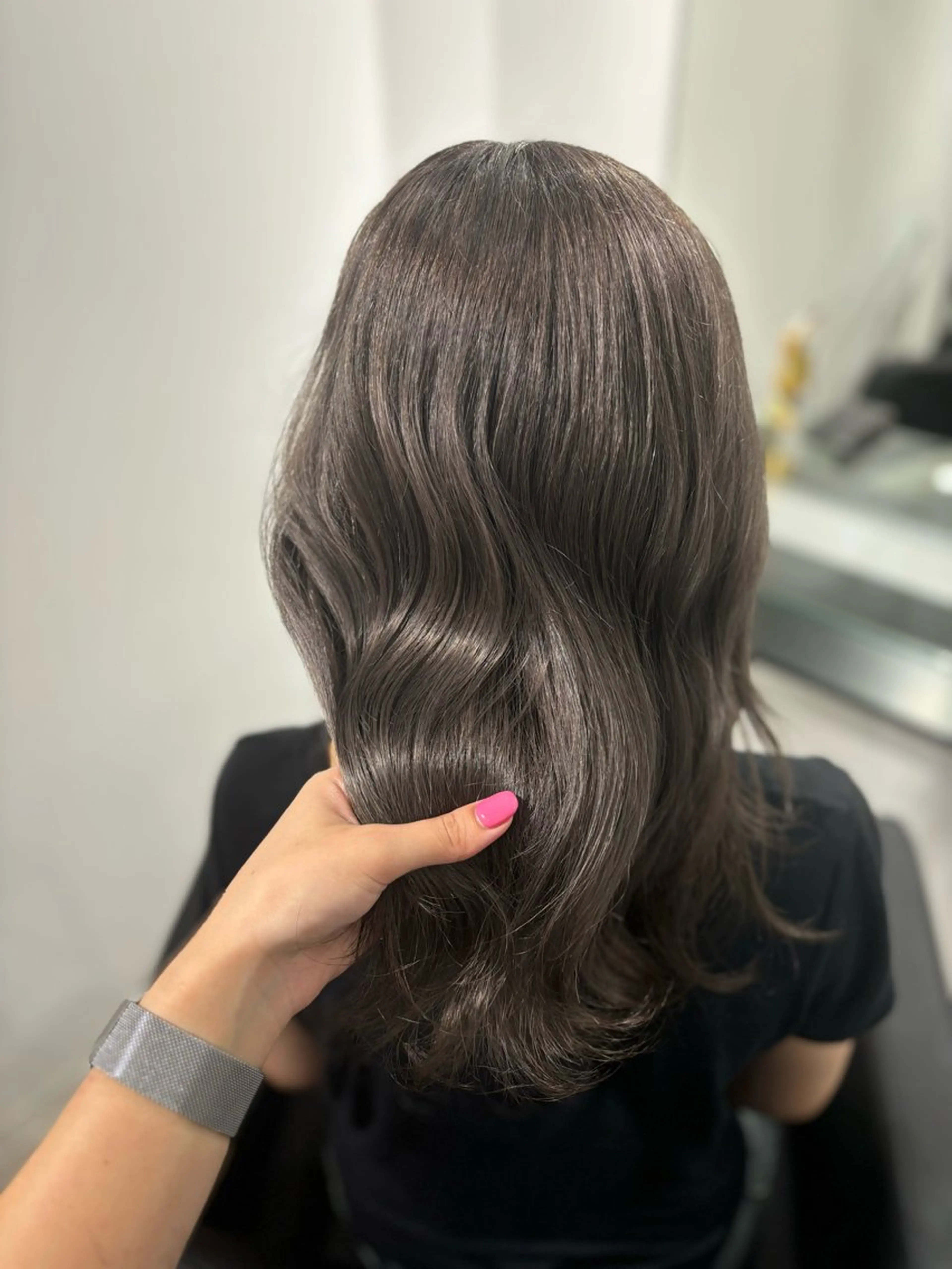 セミロング アイスグレージュ ヘアカラー ヘアセット Yuzu️🫧AO/ 艶カラー/韓国ヘアのヘアスタイル